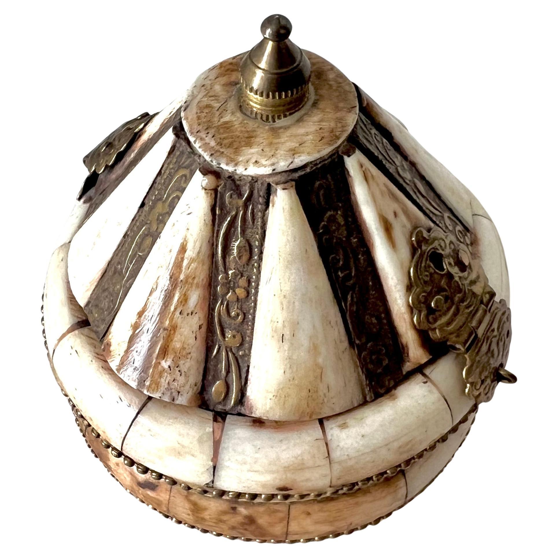 Boîte décorative en forme de dôme ou de cachette en os et laiton de l'Inde