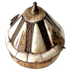 Boîte décorative en forme de dôme ou de cachette en os et laiton de l'Inde
