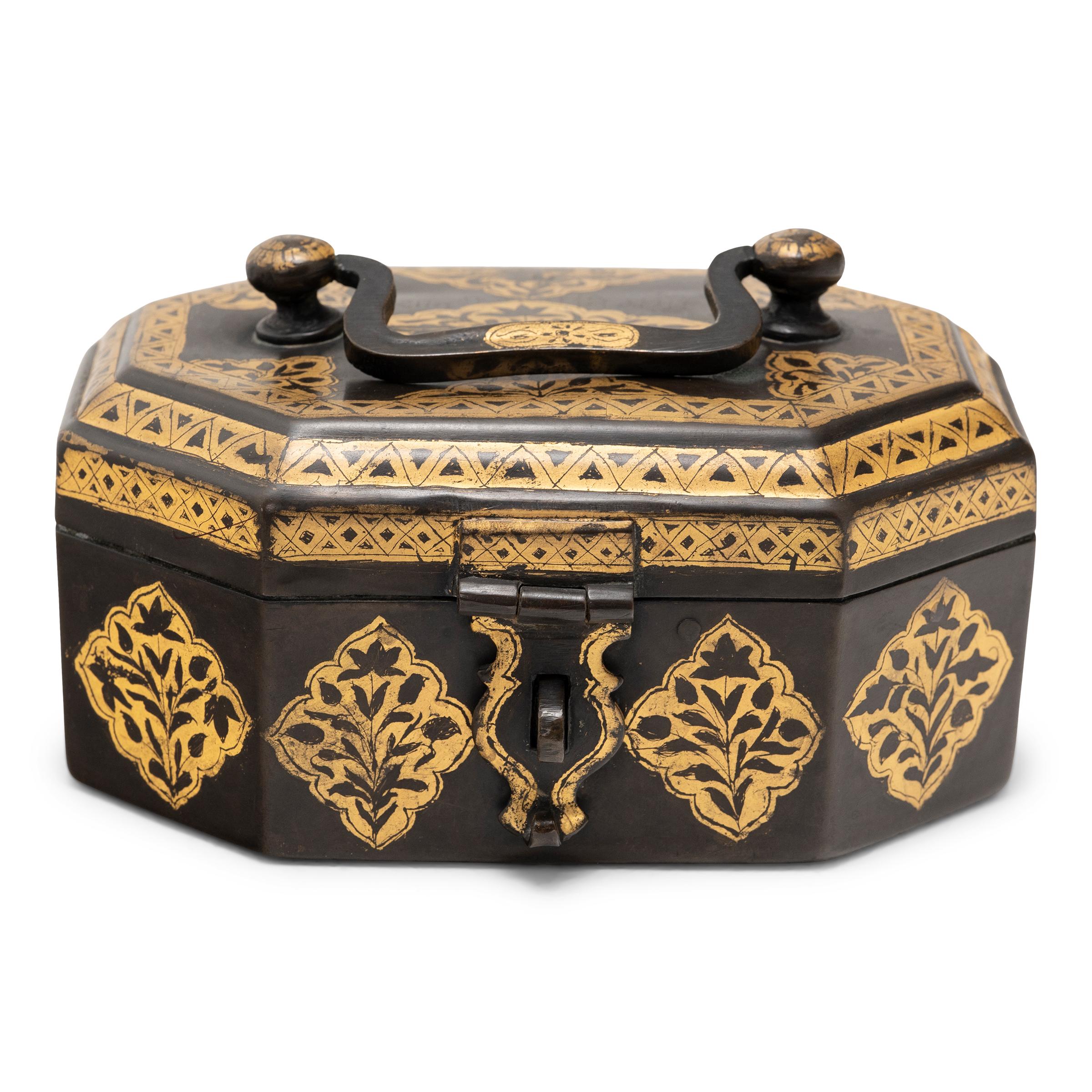 Cette boîte à noix de bétel indienne ornée date du début du 20e siècle. Connue en Inde sous le nom de paan daan, cette boîte était utilisée dans le cadre du rituel de mastication de la noix de bétel ou paan, une pratique vieille de plus de quatre