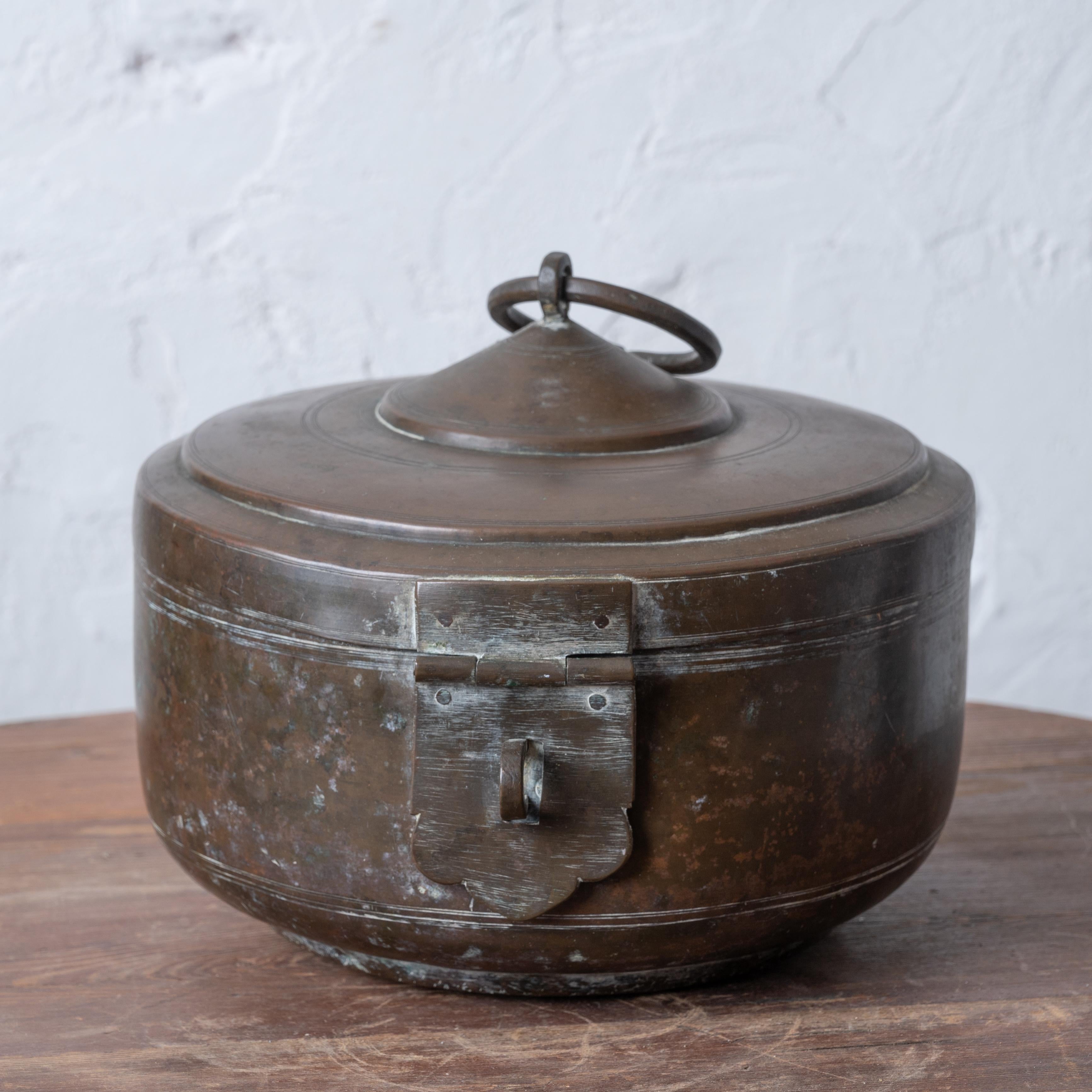 Caja india de pandan de latón, siglo XIX.



9 pulgadas de ancho por 7 pulgadas de alto



