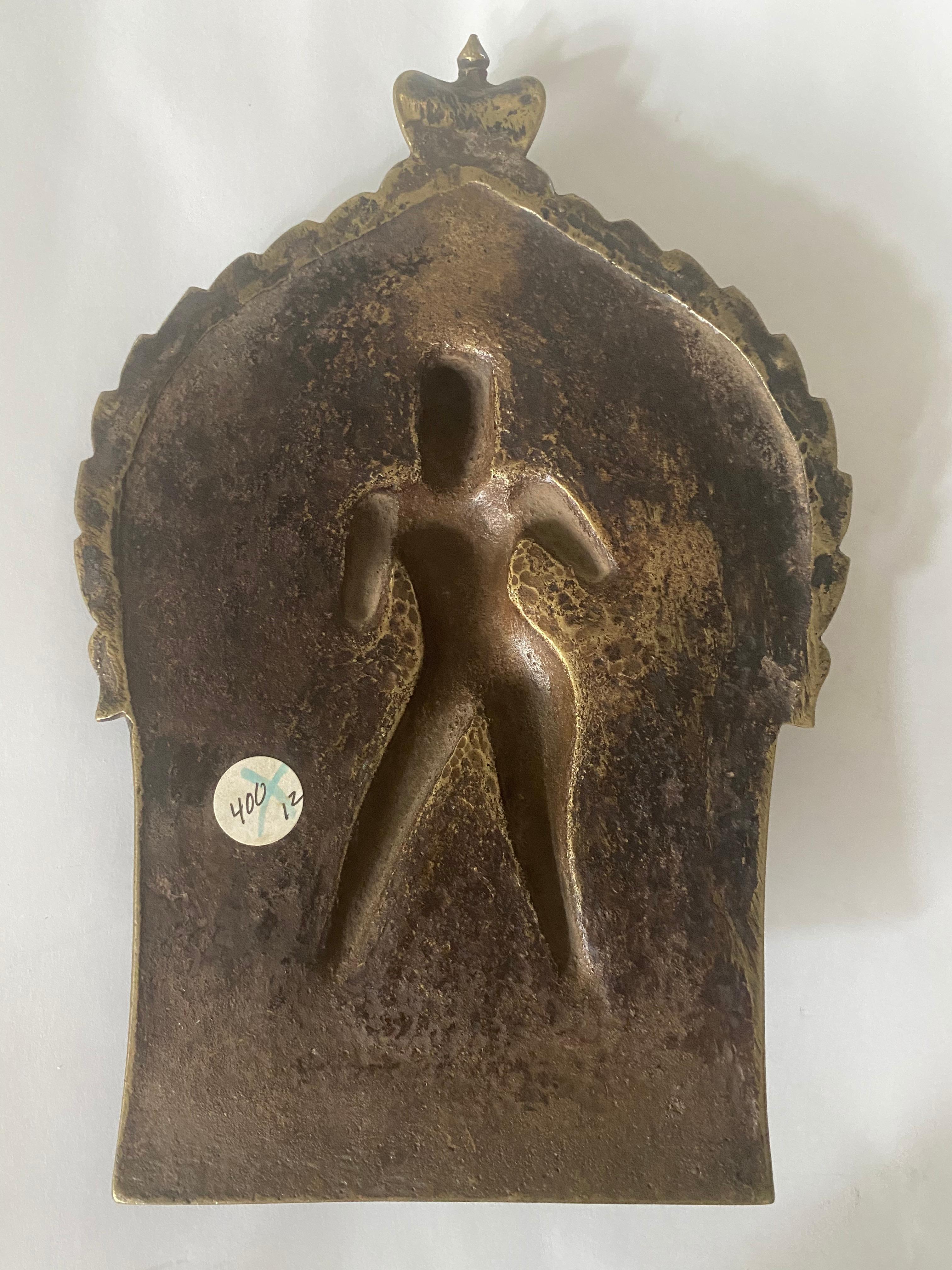 Indische Messingplakette Shiva als 4-Arm- Virabhadra aus Messing, 18.-19. Jahrhundert (Stammeskunst) im Angebot