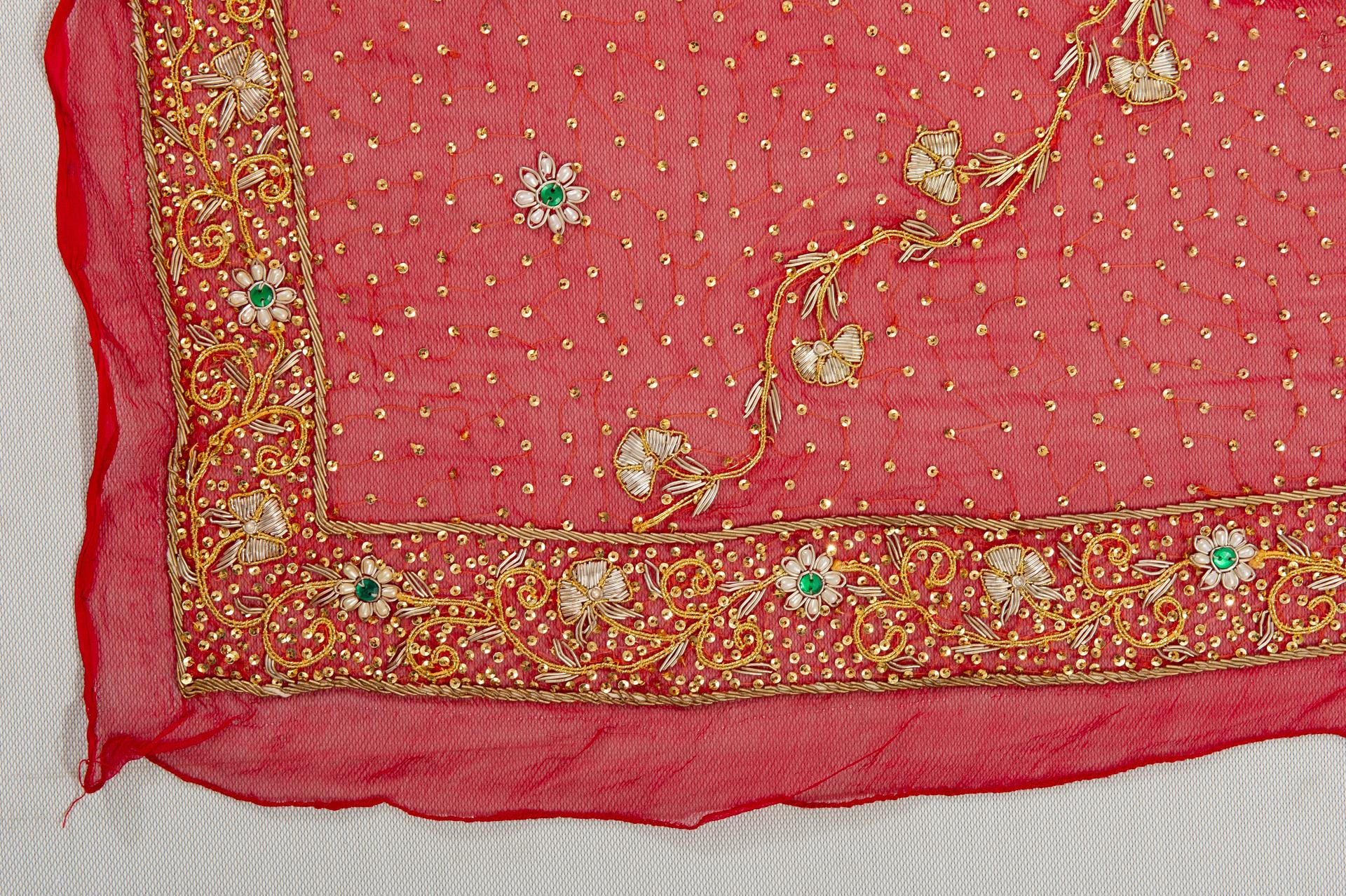 Le voile de mariée indien comme châle en vente 2