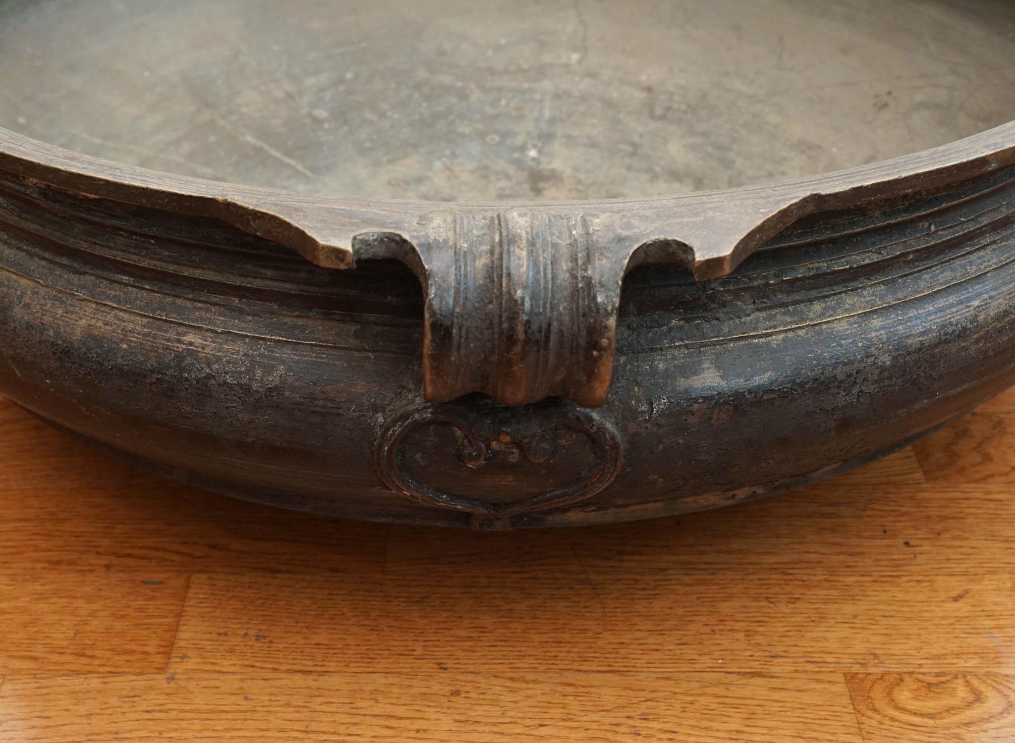 Diese schönen Töpfe werden zum Kochen und Servieren von Speisen verwendet. Tempel und Familien geben sie für besondere Anlässe in Auftrag. Die Griffe sind mit schönen Ornamenten versehen. Die Stäbe werden durch die Seiten gesteckt, so dass sie