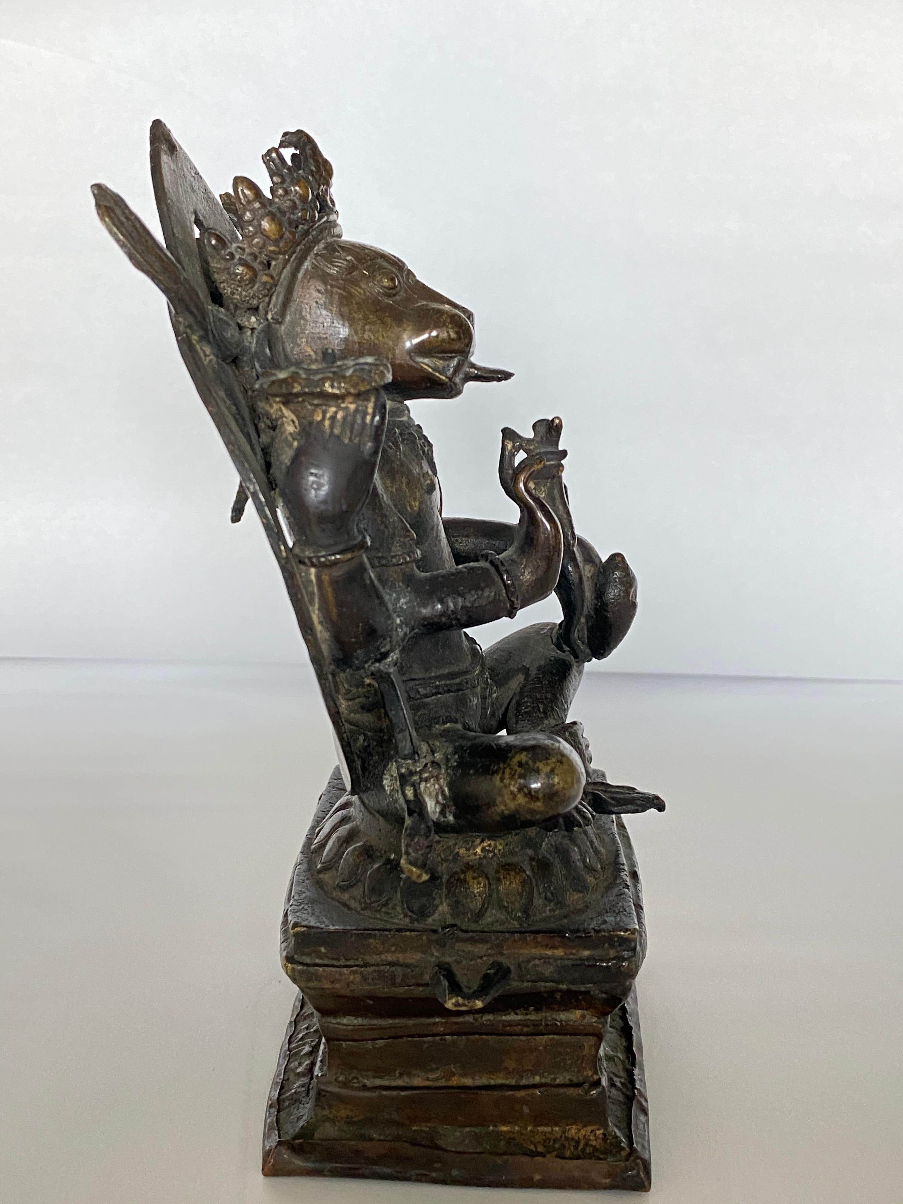 Diese wunderschön patinierte Bronzefigur von Yoga Narasimha, der vierten Inkarnation von Vishnu als Mensch-Löwe, stammt aus Kaschmir in Nordindien. Nara bedeutet Mensch und simha bedeutet Löwe. Er sitzt auf einem Lotos.

Vergleich mit einem