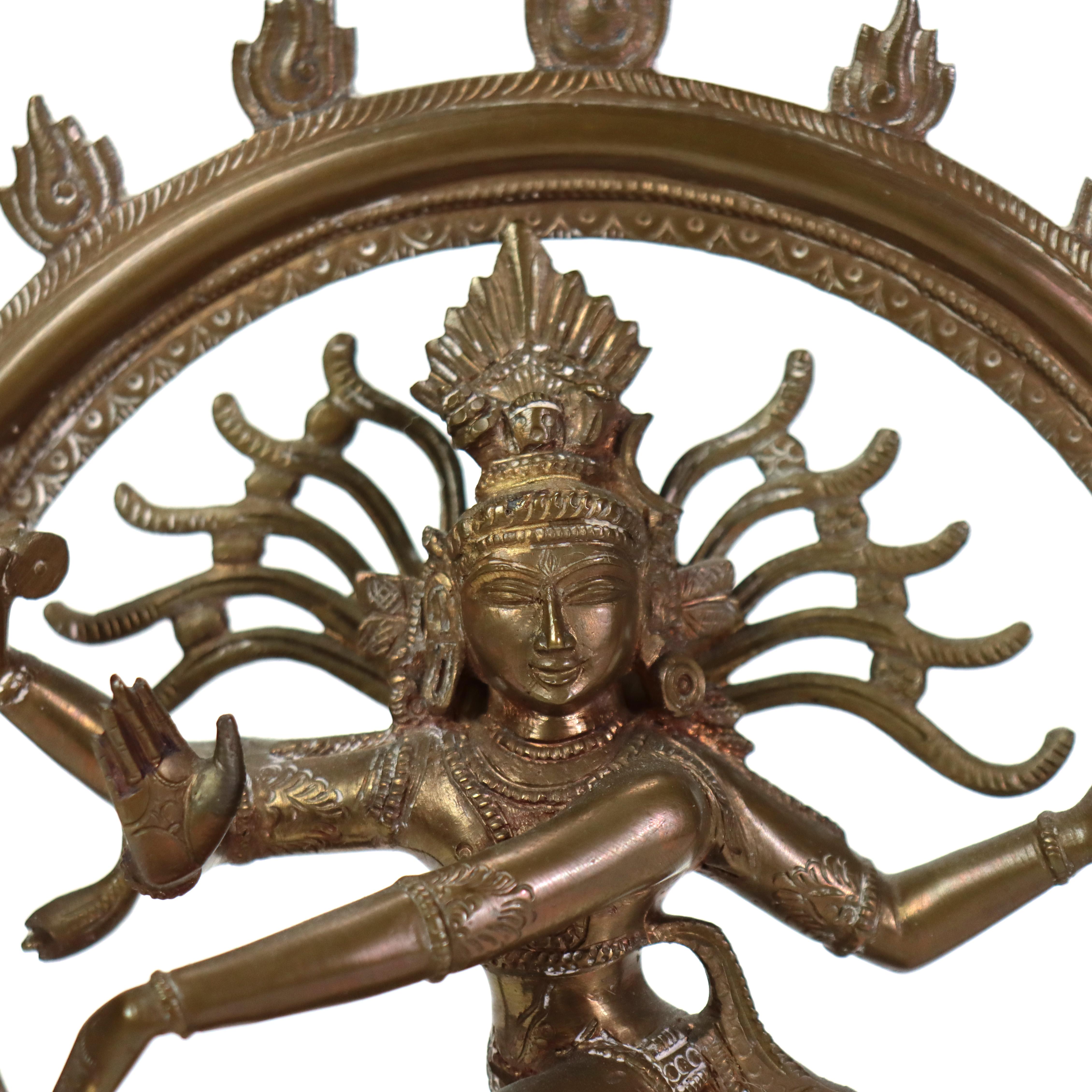 Statue indienne de Shiva dansant Nataraja en bronze non signée 20ème siècle
Dimensions - 9,75 