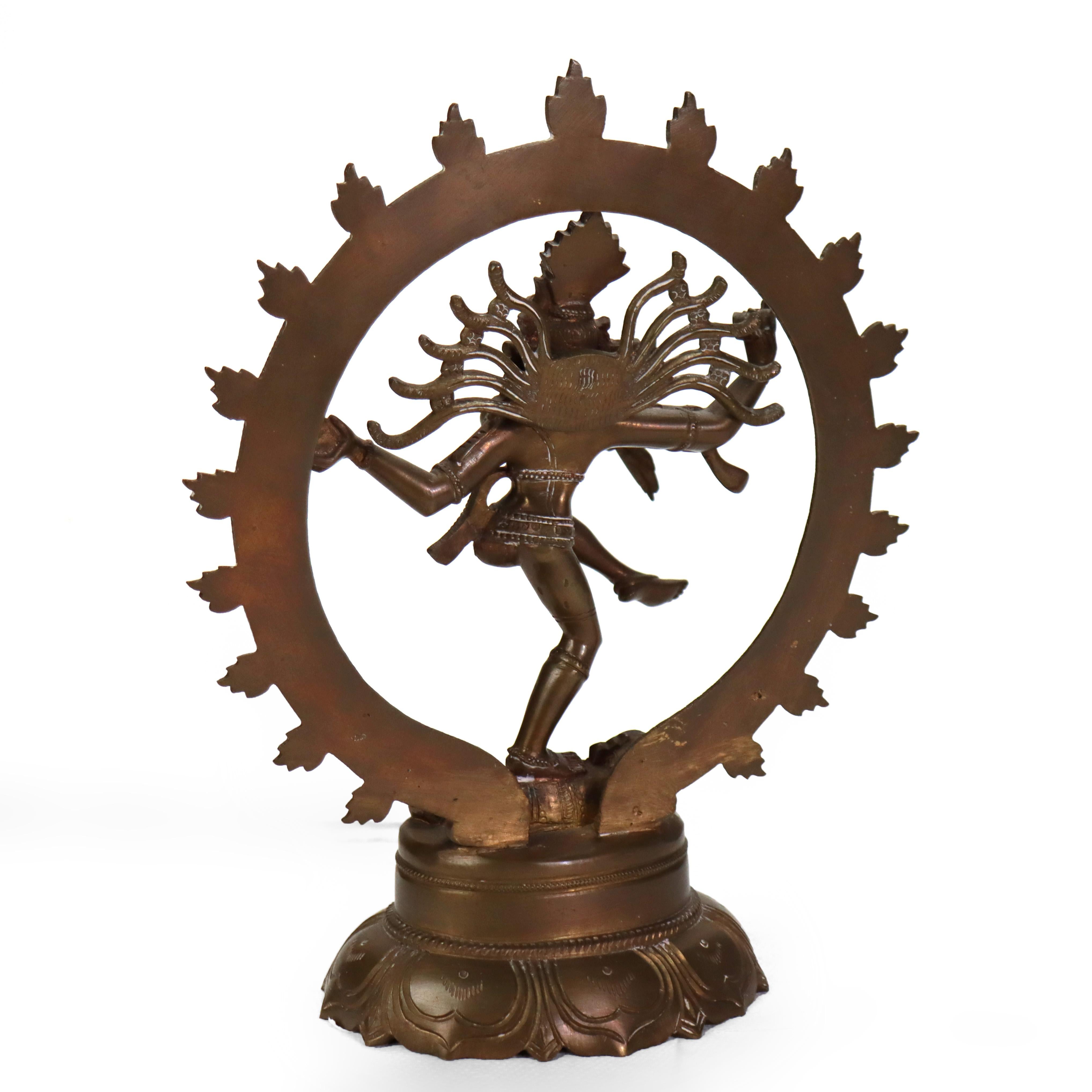 20ième siècle Statue indienne Nataraja dansant Shiva en bronze 20e siècle en vente