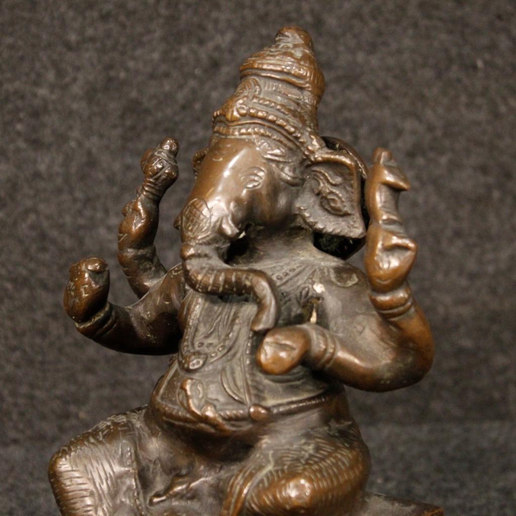 Indian sculpture of the 20th century. Object in bronze depicting Indian deity of limited size. Bronze finished from the centre richly finished with numerous details, in beautiful patina. Object for
antiquarians and collectors with some signs of