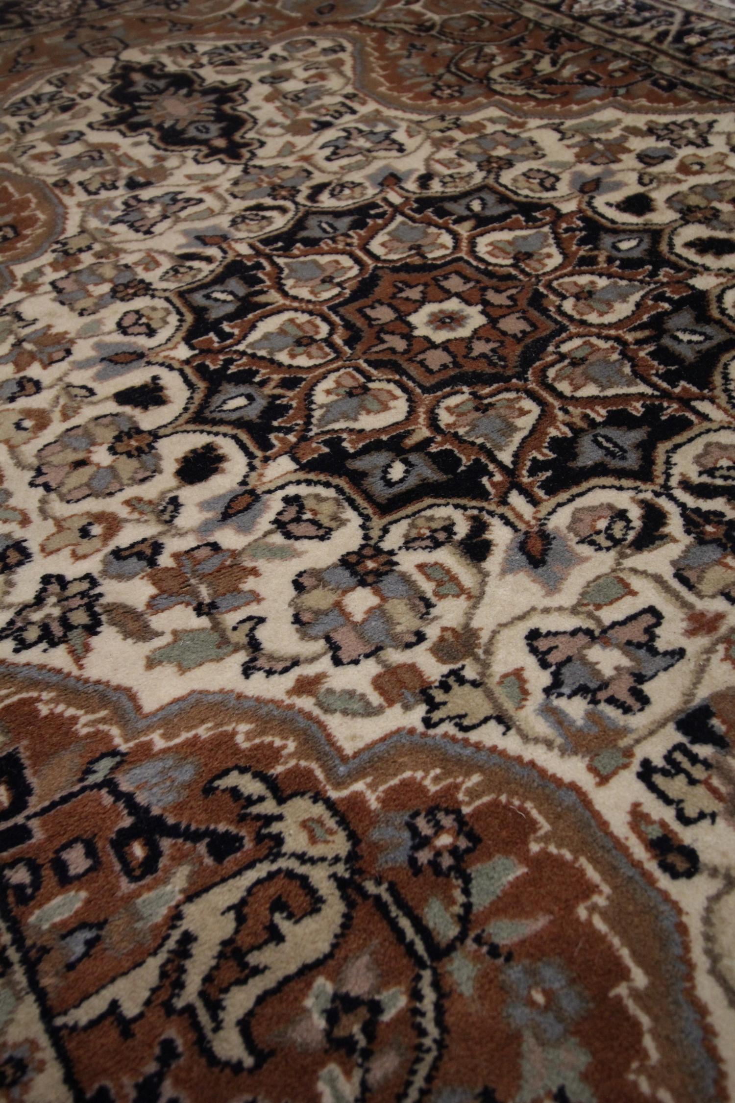 Indischer handgewebter indischer Teppich, geblümter Teppich aus cremefarbener und beiger Wolle (Art nouveau) im Angebot