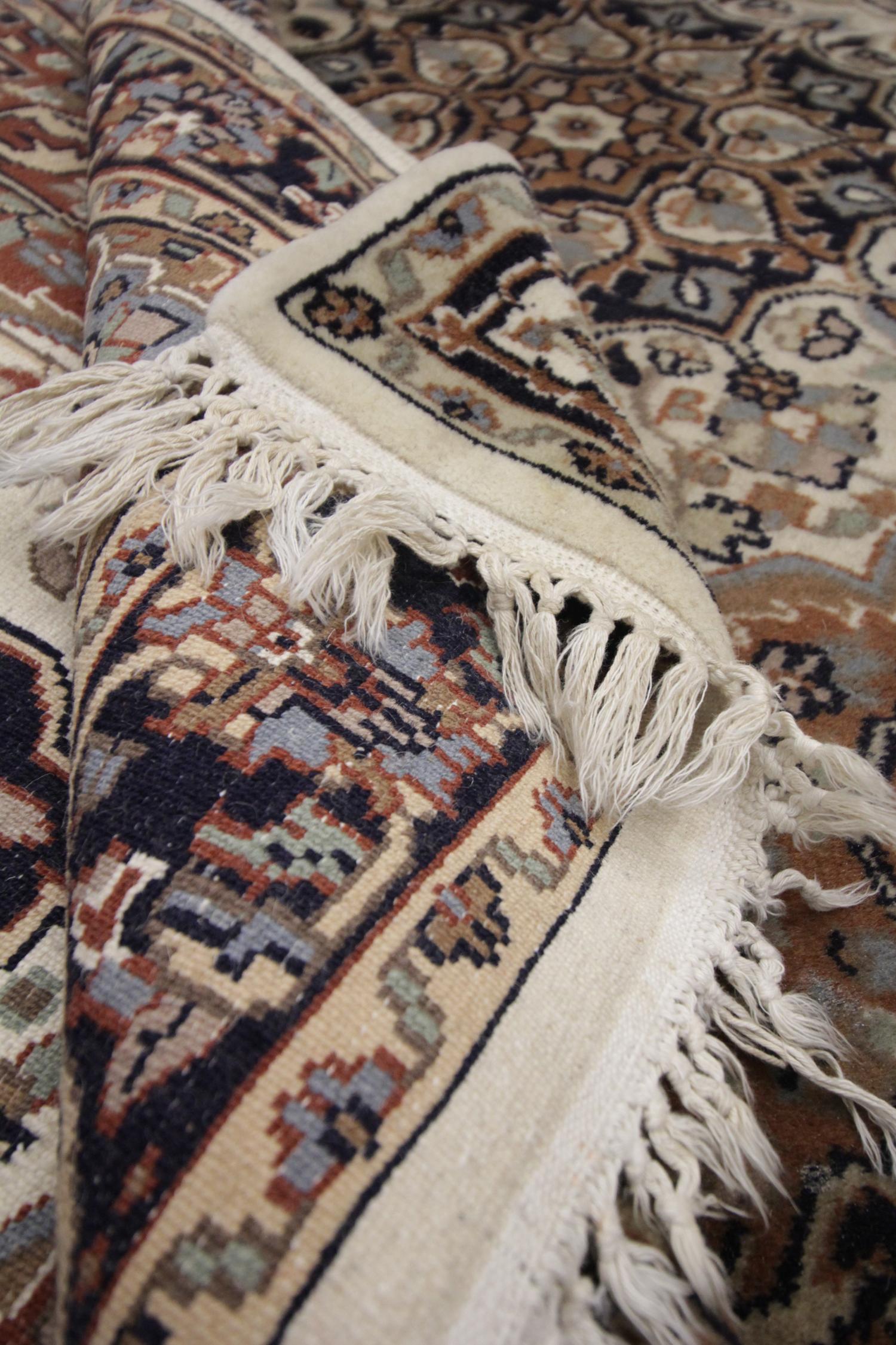 Indischer handgewebter indischer Teppich, geblümter Teppich aus cremefarbener und beiger Wolle (Handgeknüpft) im Angebot
