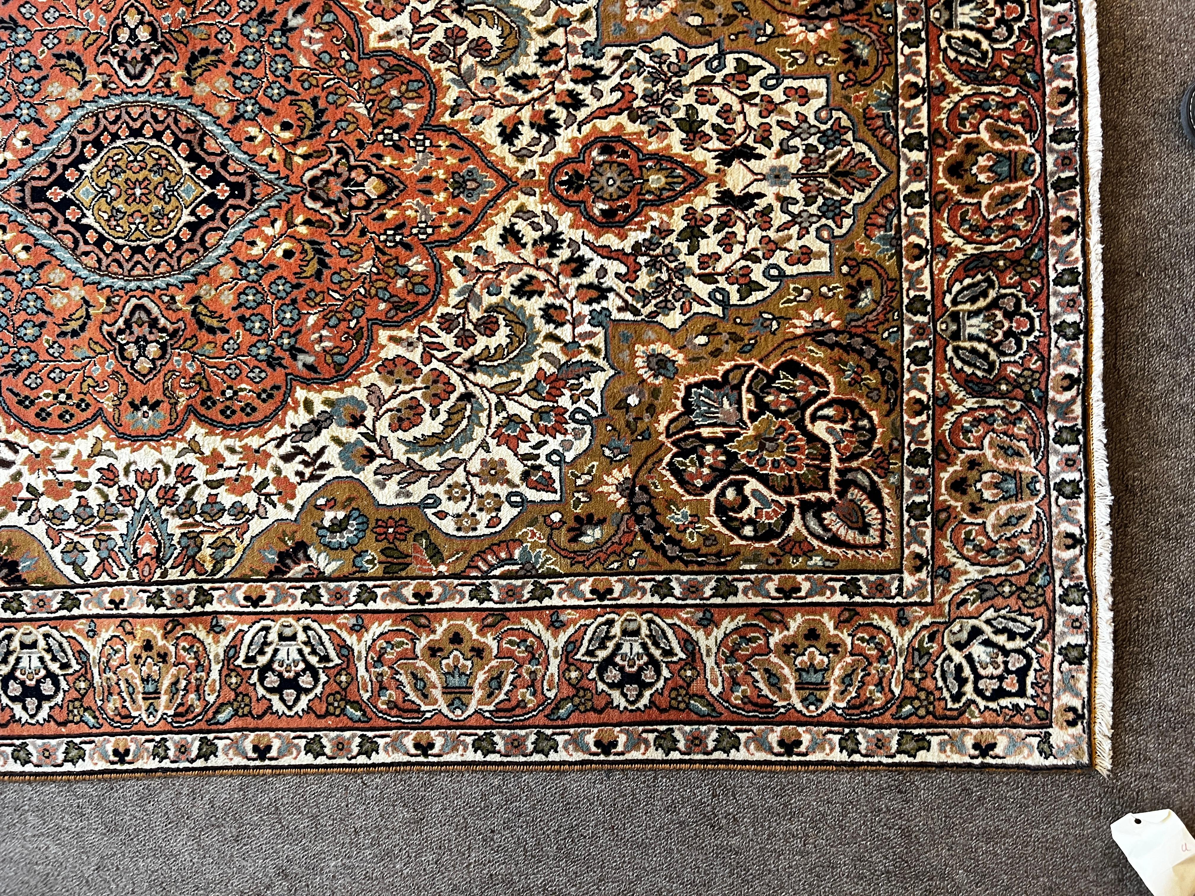  Indian Carpet Wool and Silk, 20th Century - N° 736 For Sale 1