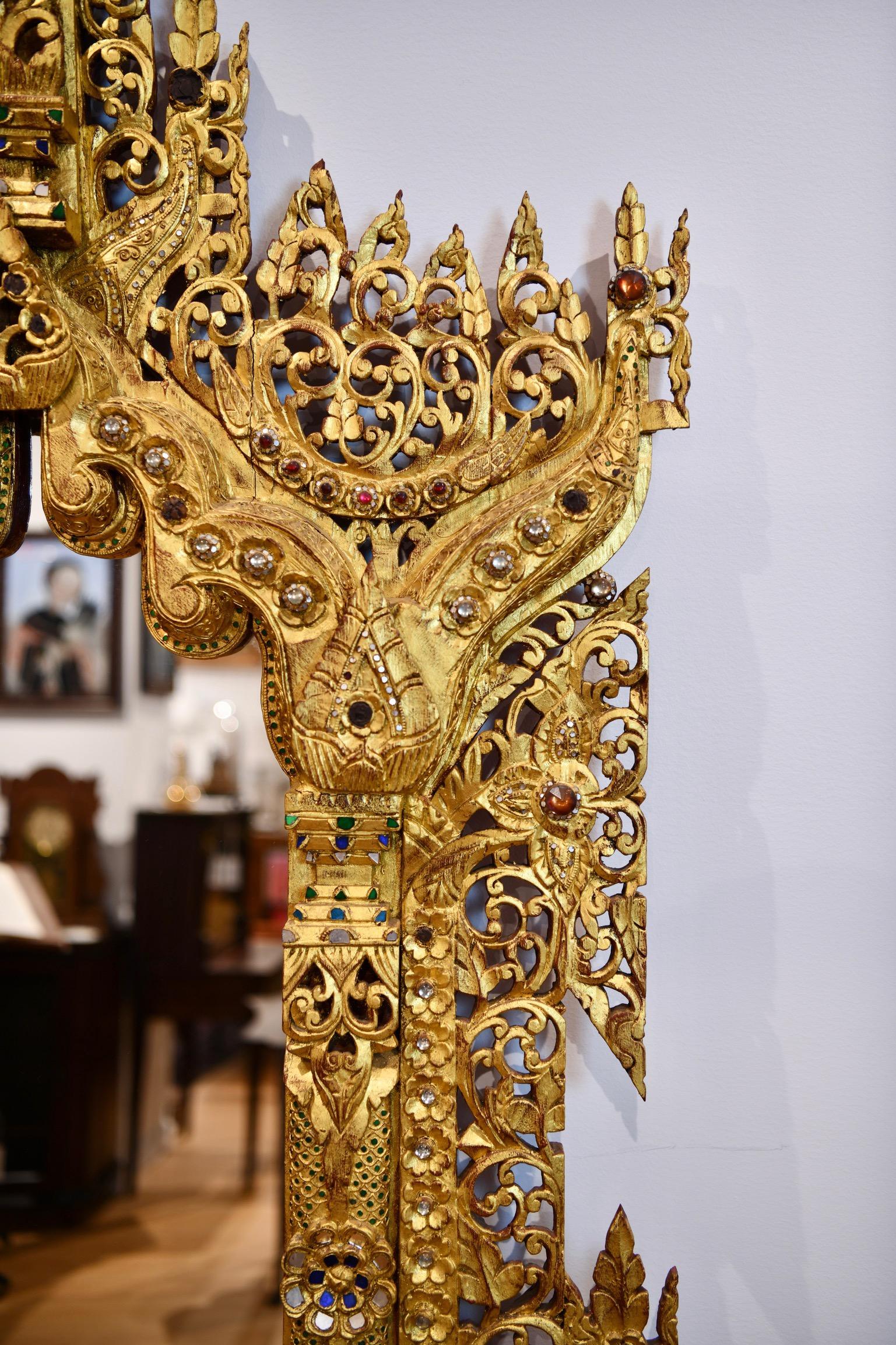 Indien Miroir en bois sculpté d'Asie du Sud-Est en vente