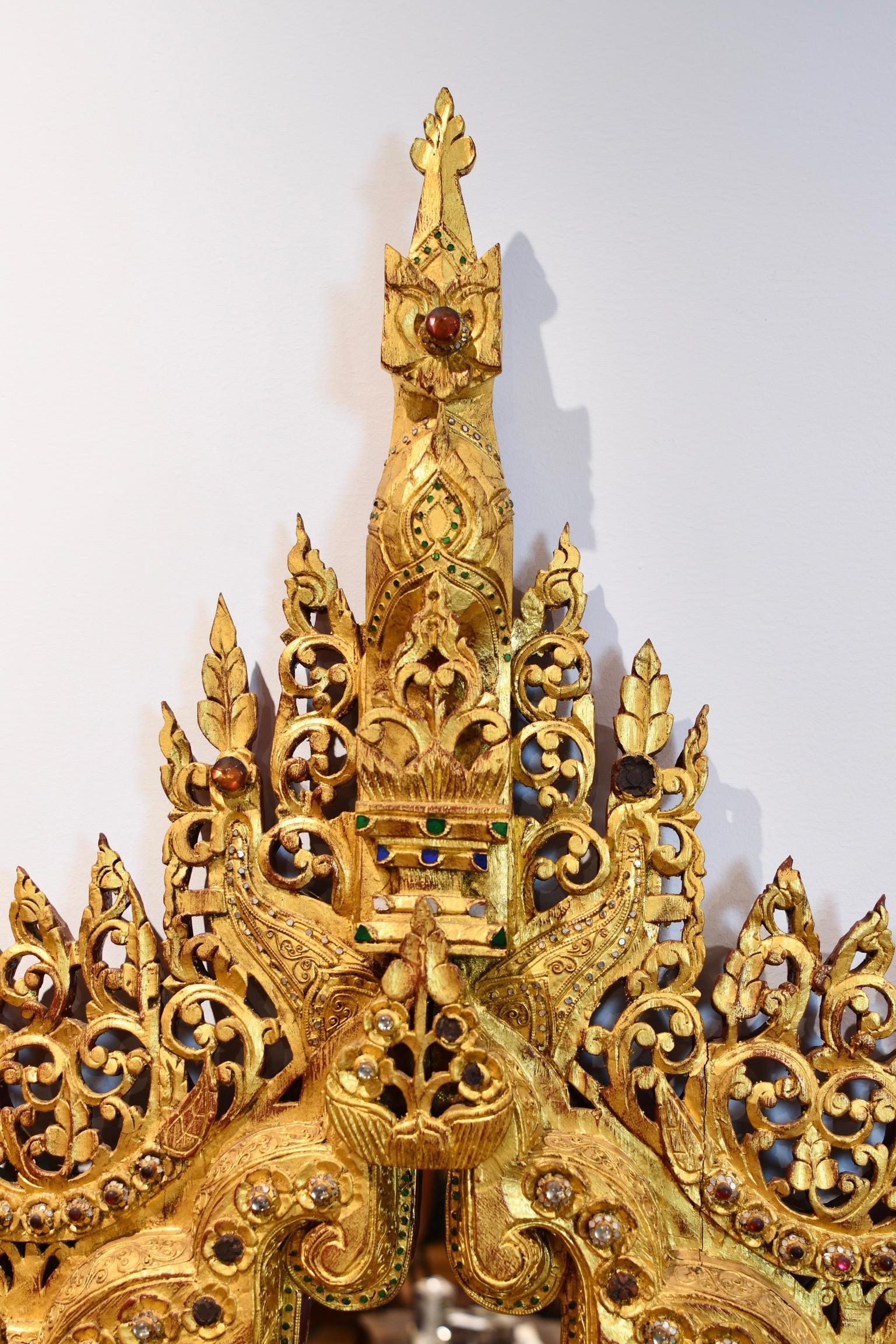 Doré Miroir en bois sculpté d'Asie du Sud-Est en vente
