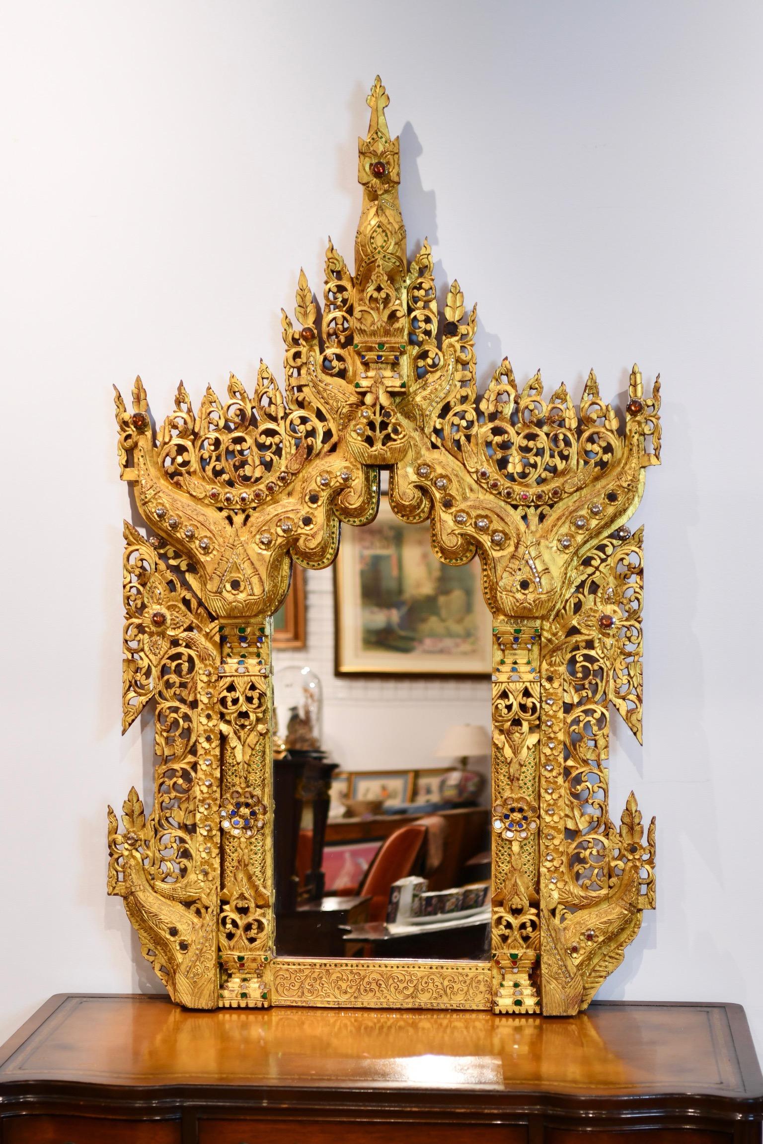 Bois doré Miroir en bois sculpté d'Asie du Sud-Est en vente