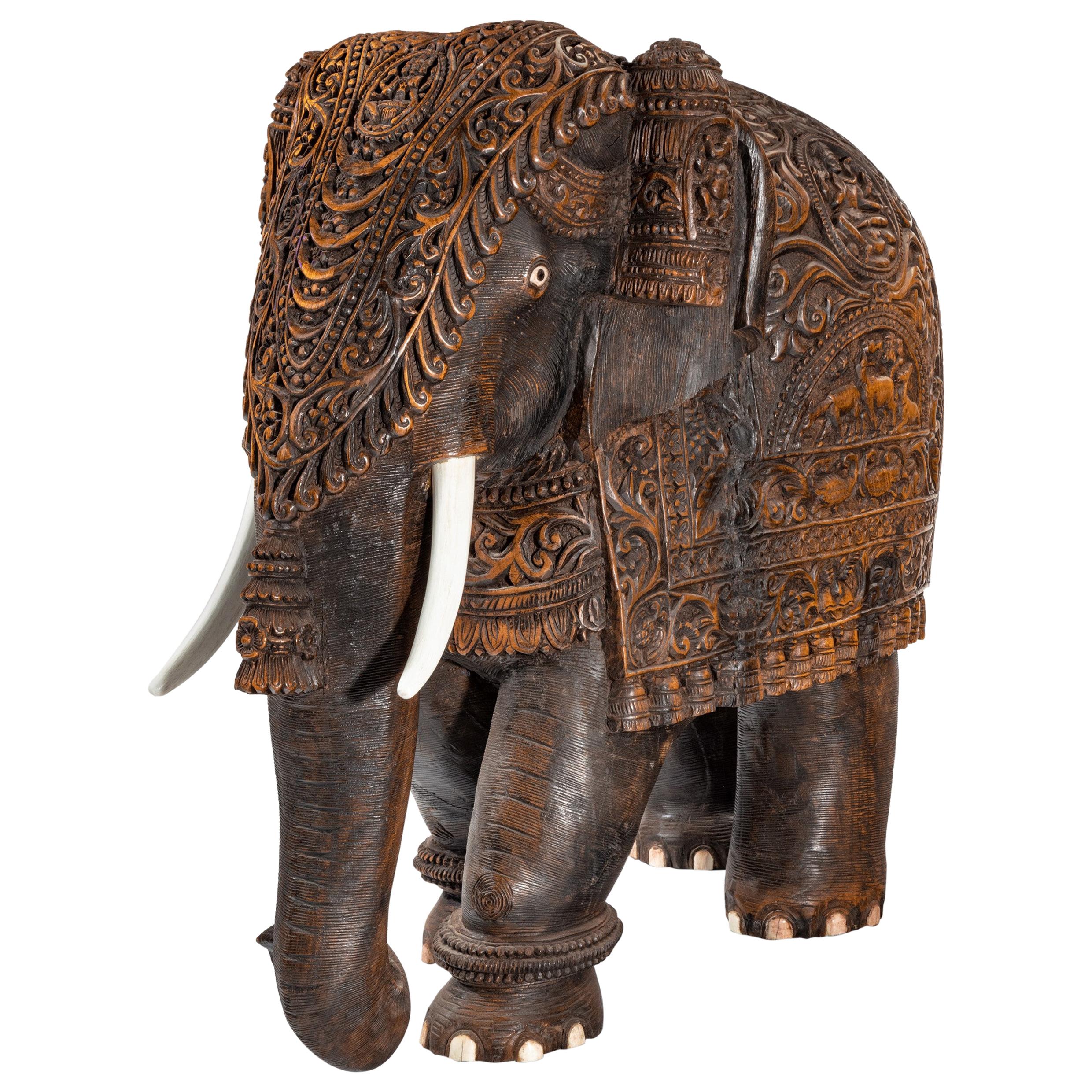 Éléphant indien sculpté en bois dur