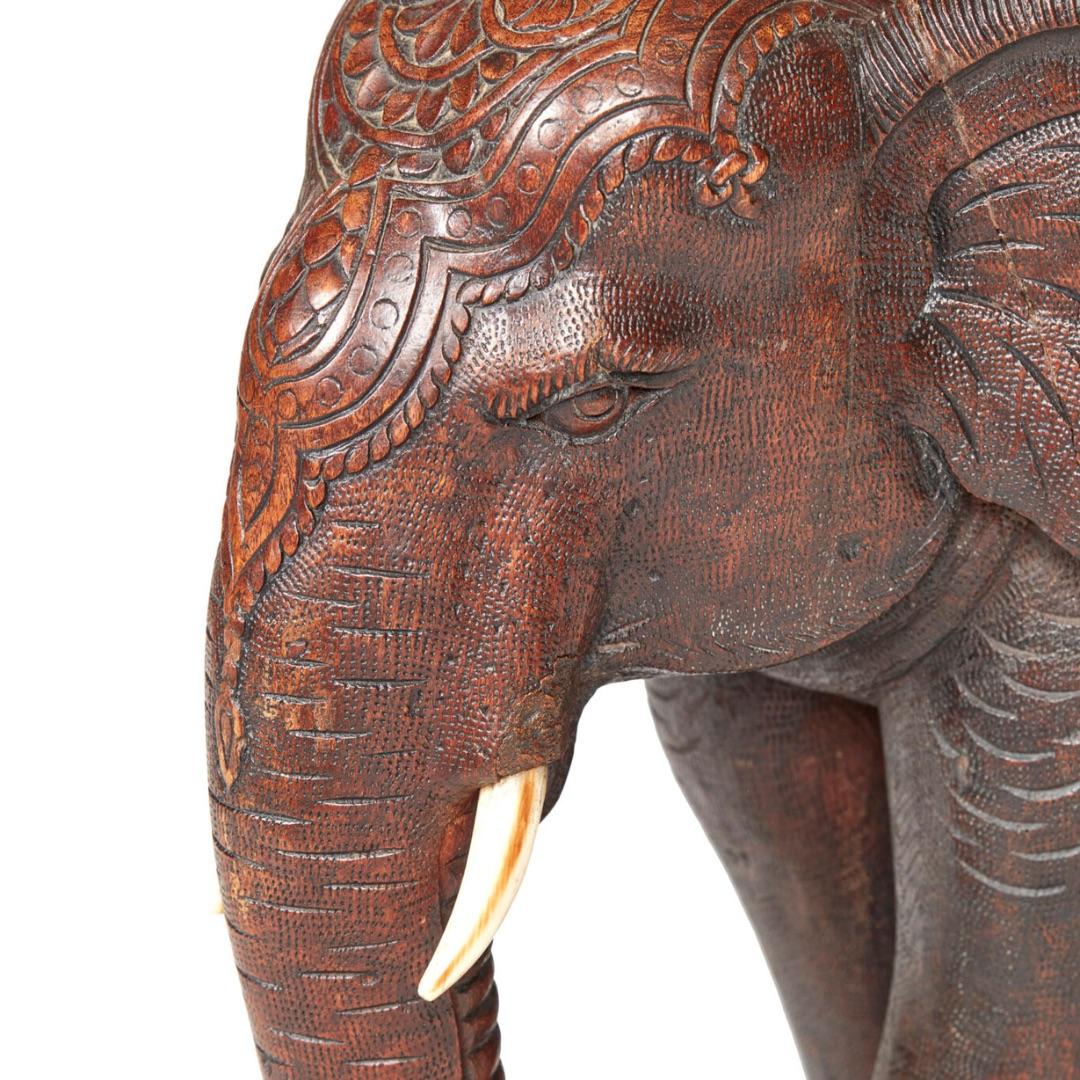 Mesa de elefante de madera dura tallada en la India Indio en venta