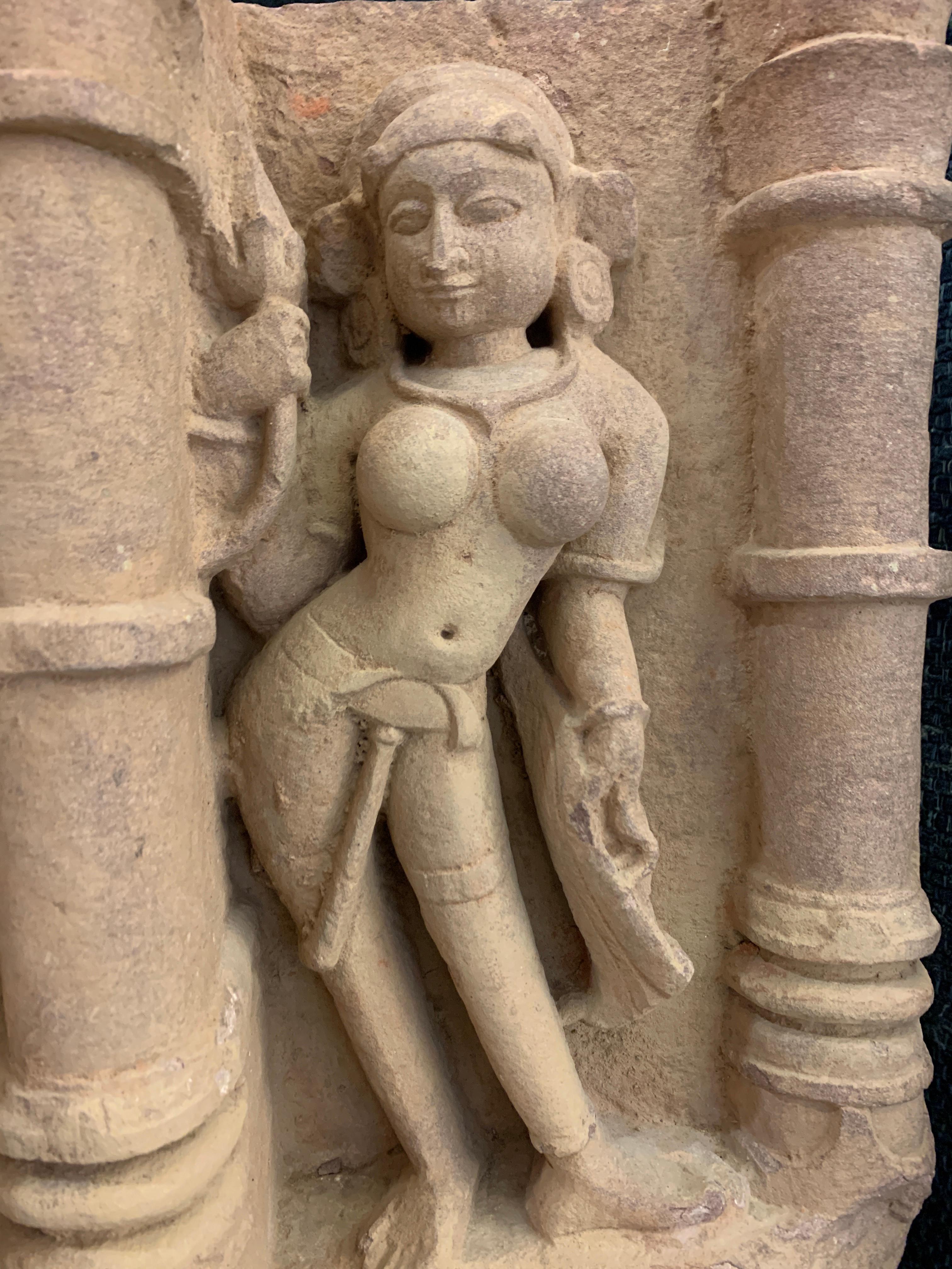 Indischer geschnitzter Sandstein-Fries von Lakshmi, Zentralindien, 10.-11. Jahrhundert im Angebot 4