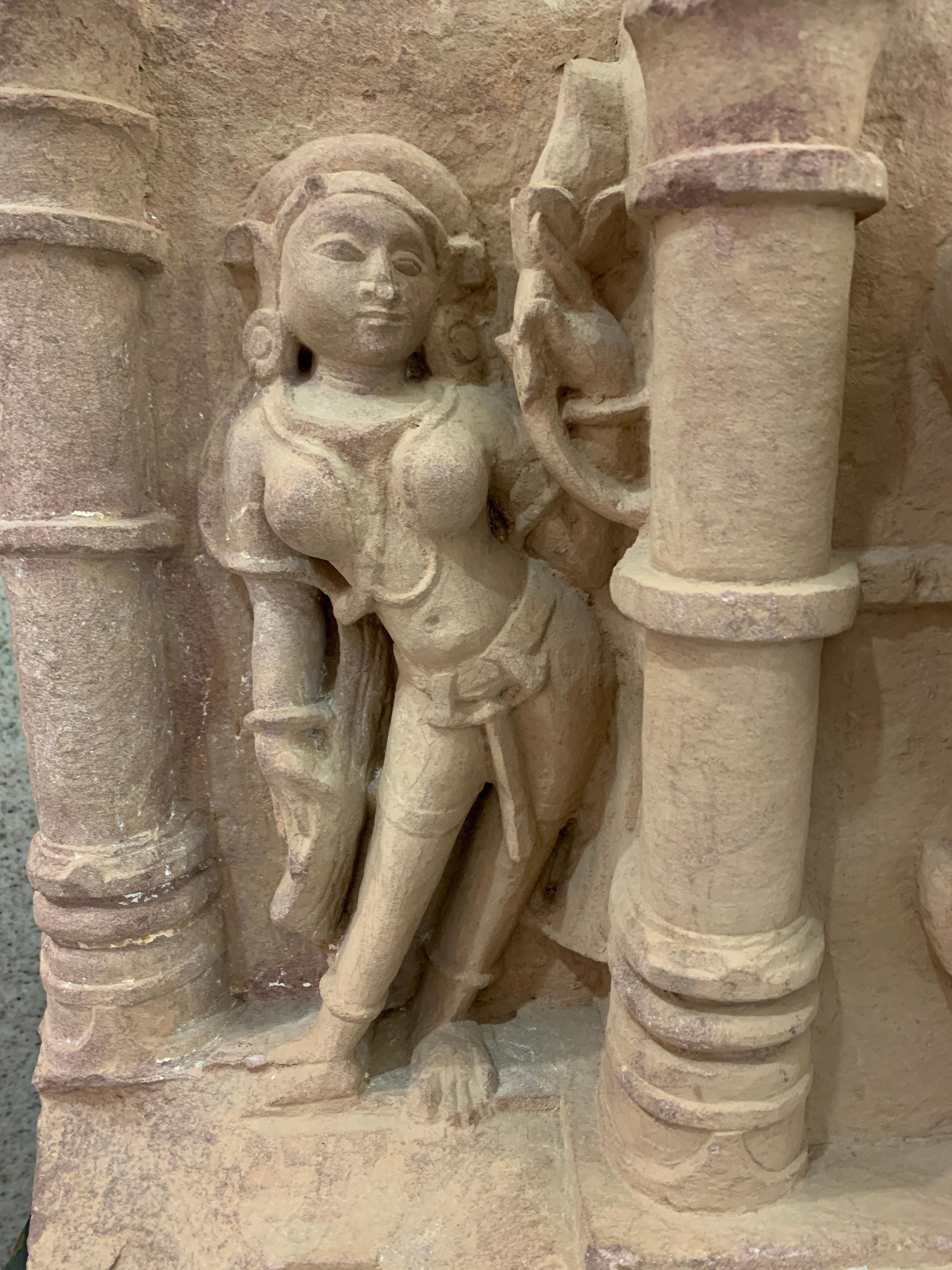 Indischer geschnitzter Sandstein-Fries von Lakshmi, Zentralindien, 10.-11. Jahrhundert im Angebot 5