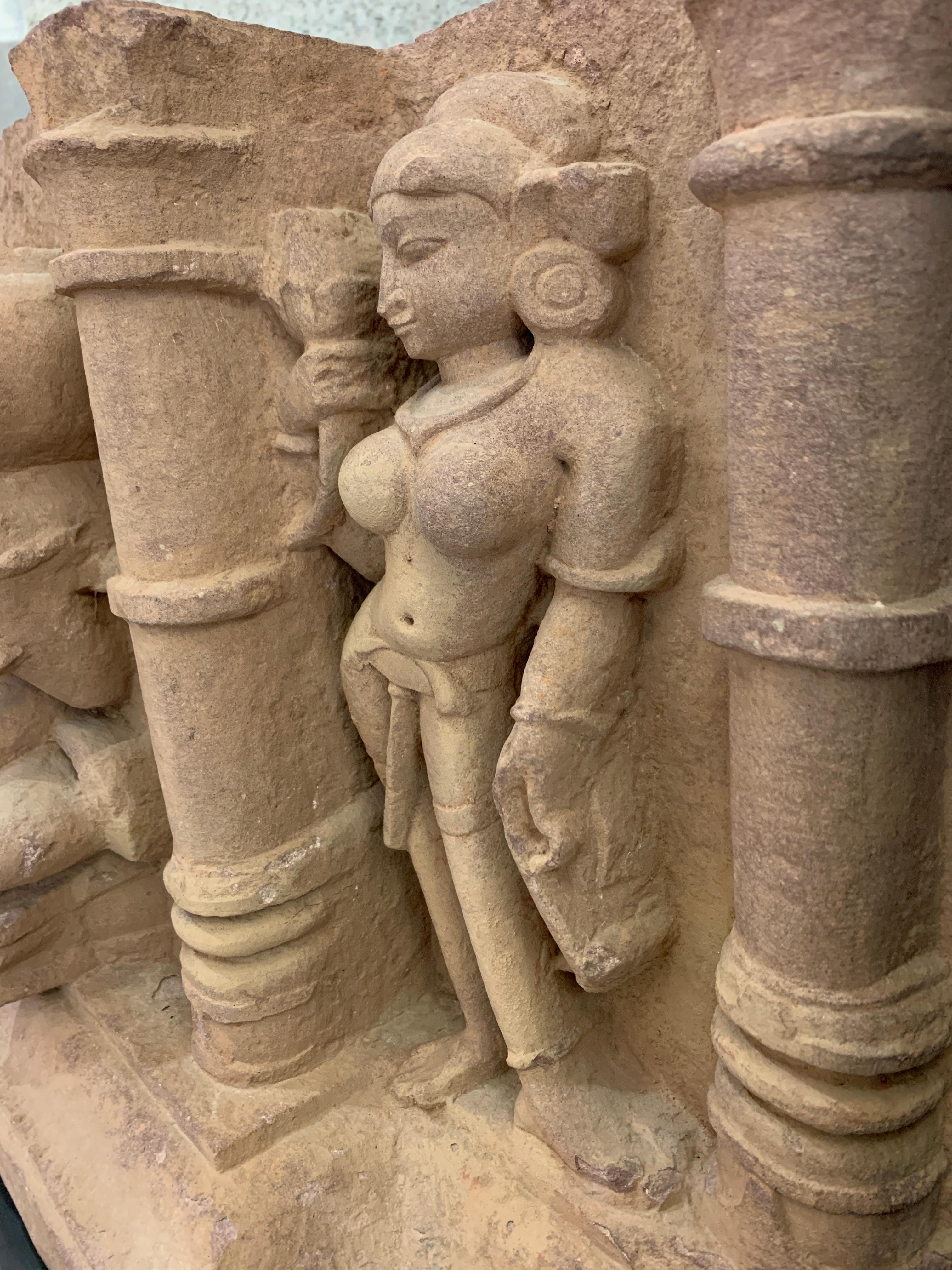 Frise indienne de Lakshmi en grès sculpté, Inde centrale, 10e-11e siècle en vente 4