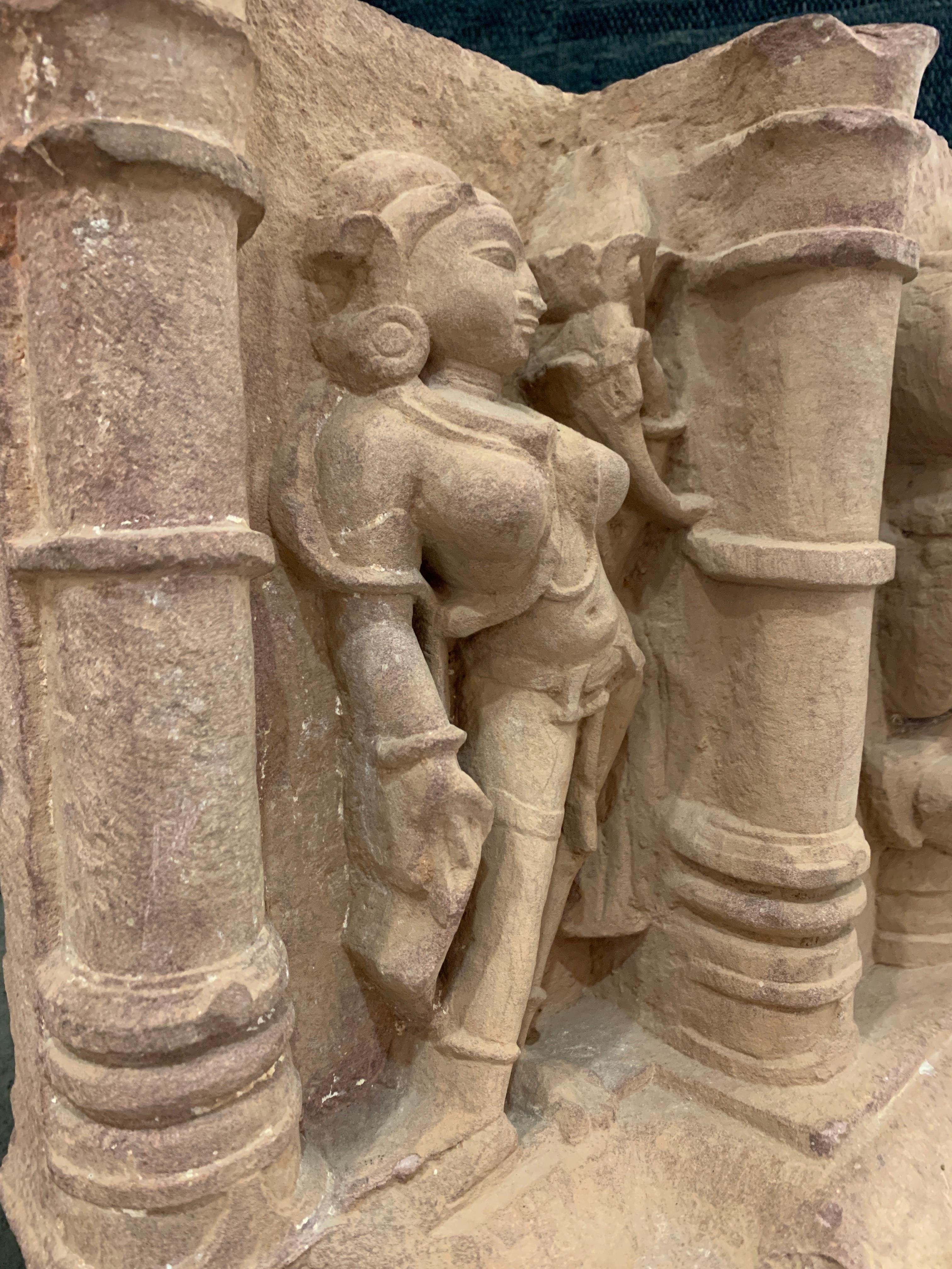 Indischer geschnitzter Sandstein-Fries von Lakshmi, Zentralindien, 10.-11. Jahrhundert im Angebot 7