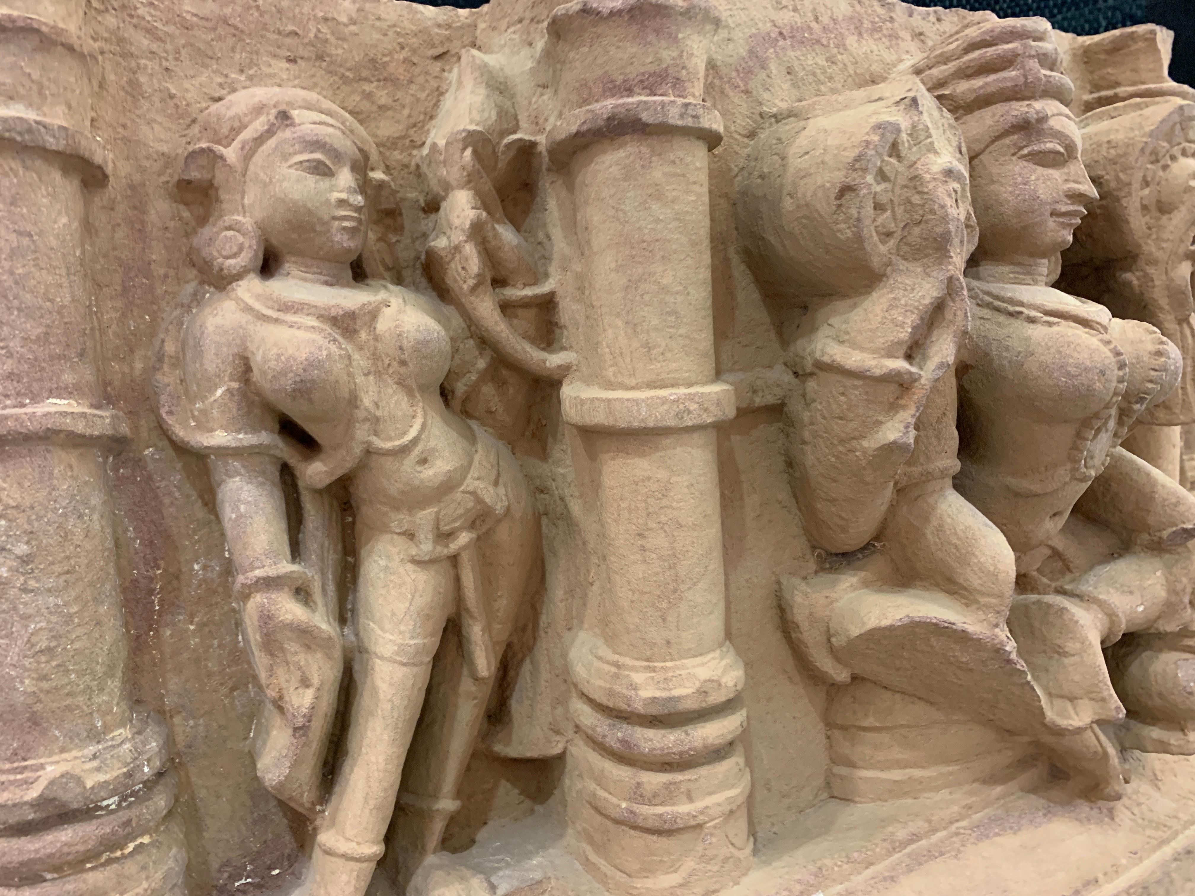 Frise indienne de Lakshmi en grès sculpté, Inde centrale, 10e-11e siècle en vente 6