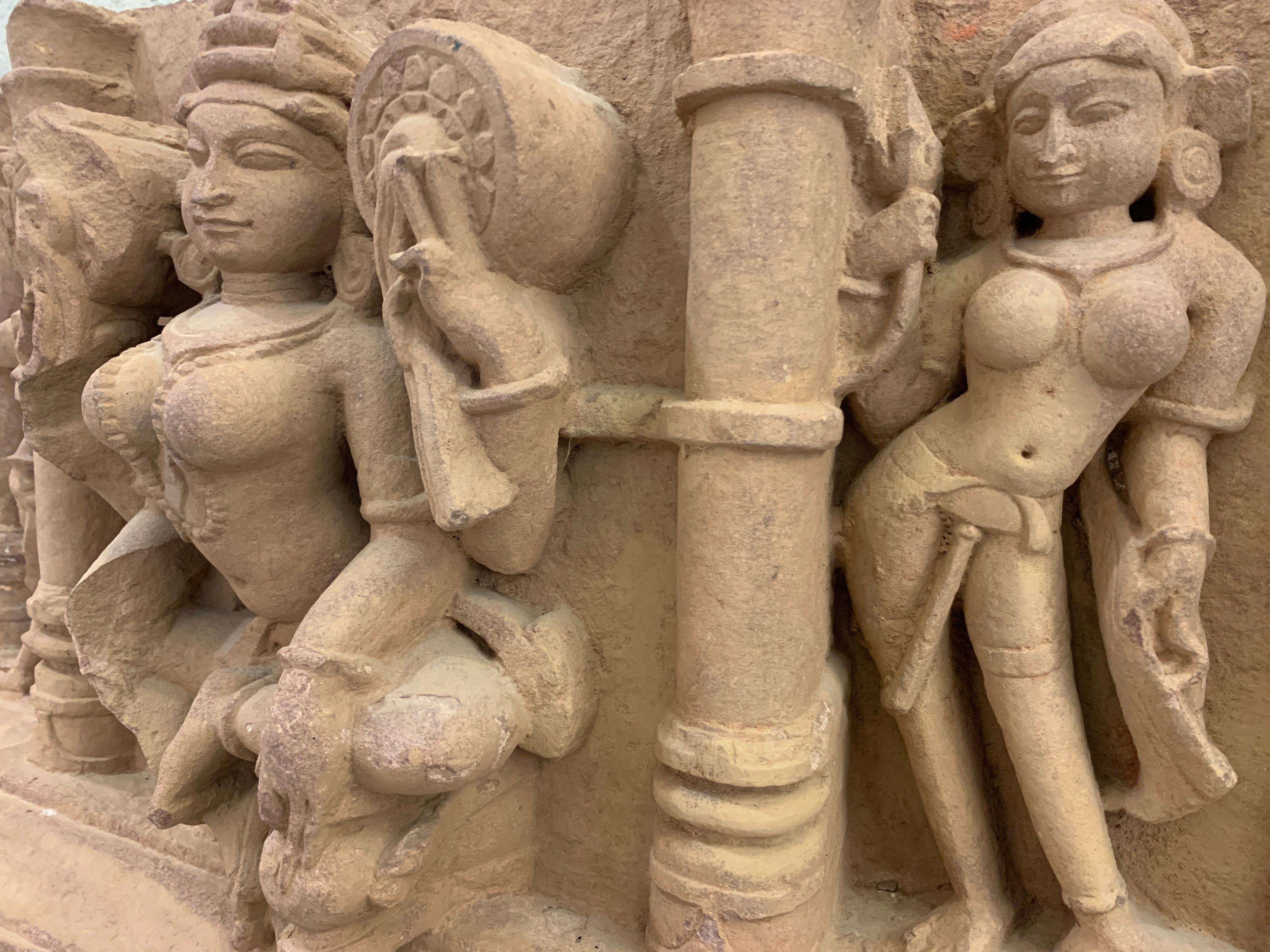 Frise indienne de Lakshmi en grès sculpté, Inde centrale, 10e-11e siècle en vente 7