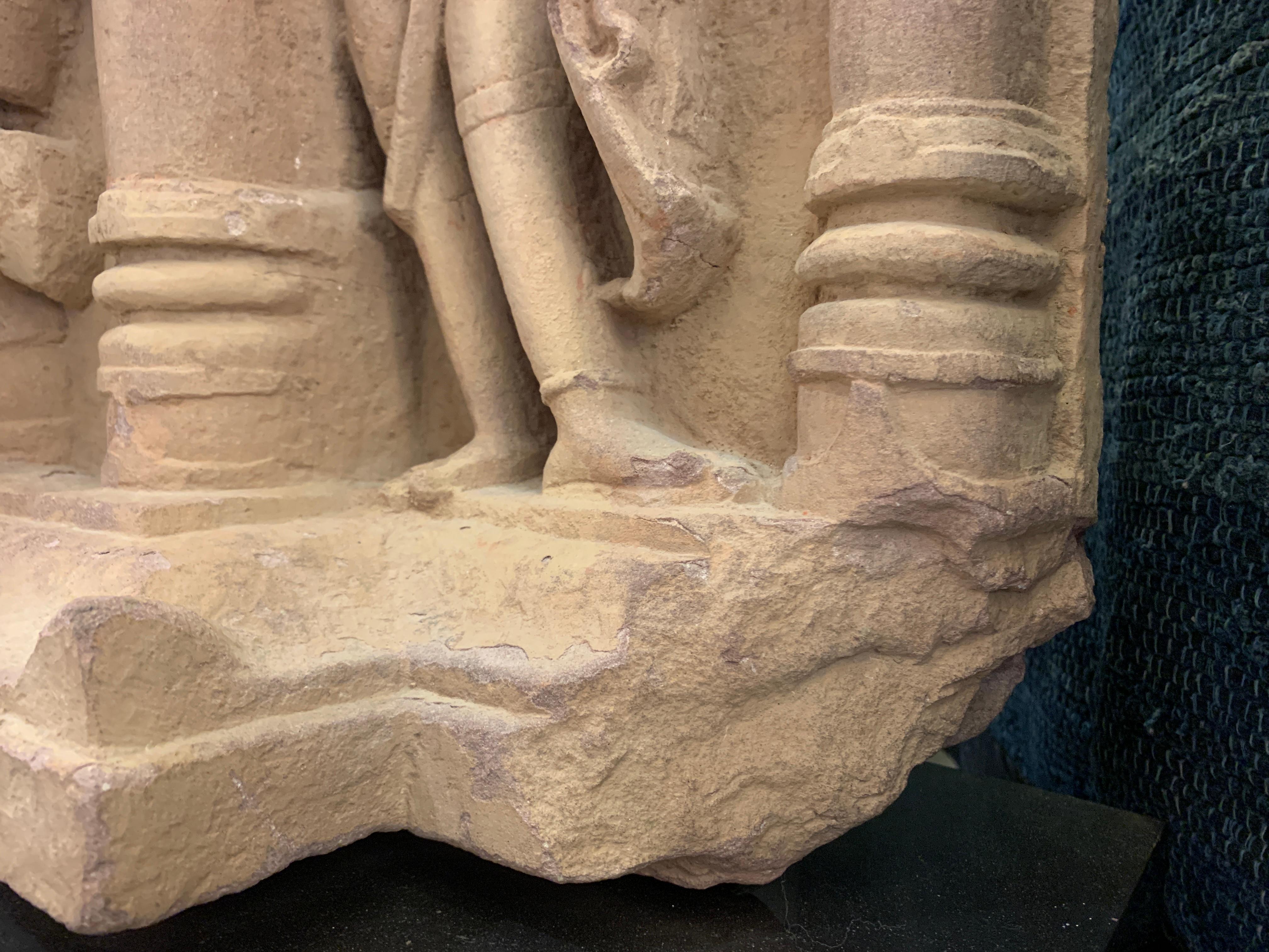 Frise indienne de Lakshmi en grès sculpté, Inde centrale, 10e-11e siècle en vente 8