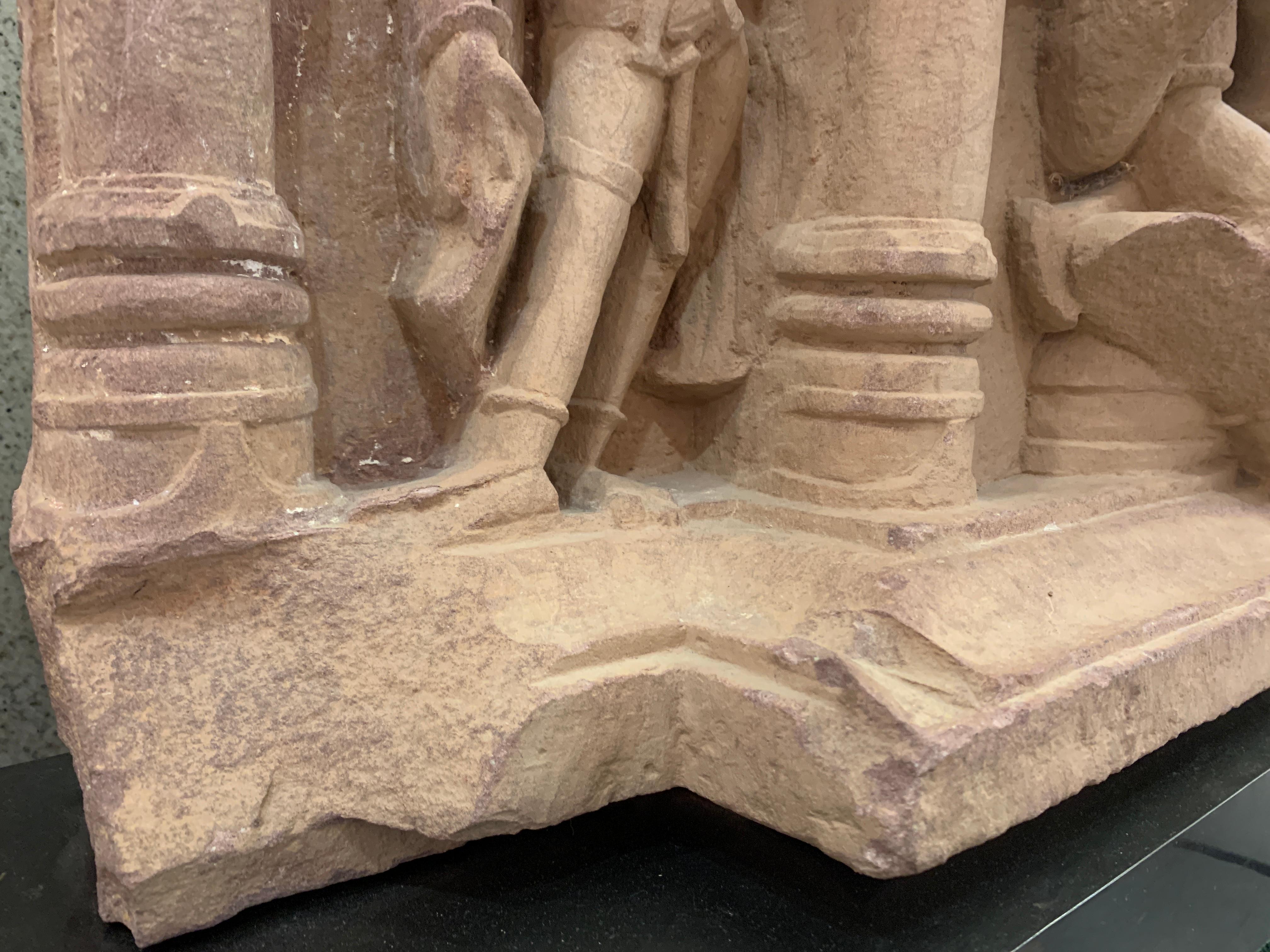 Indischer geschnitzter Sandstein-Fries von Lakshmi, Zentralindien, 10.-11. Jahrhundert im Angebot 11