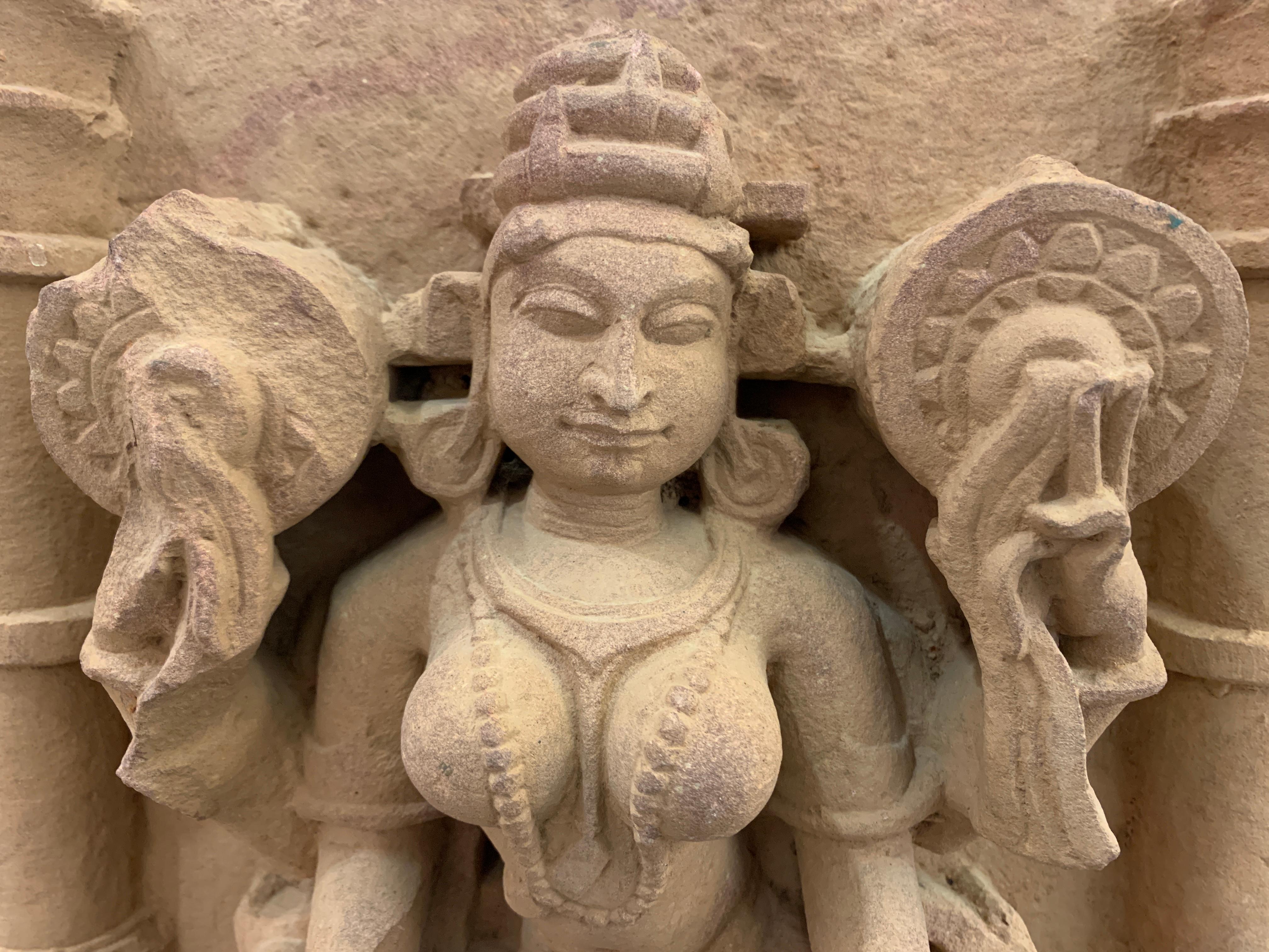 Médiéval Frise indienne de Lakshmi en grès sculpté, Inde centrale, 10e-11e siècle en vente