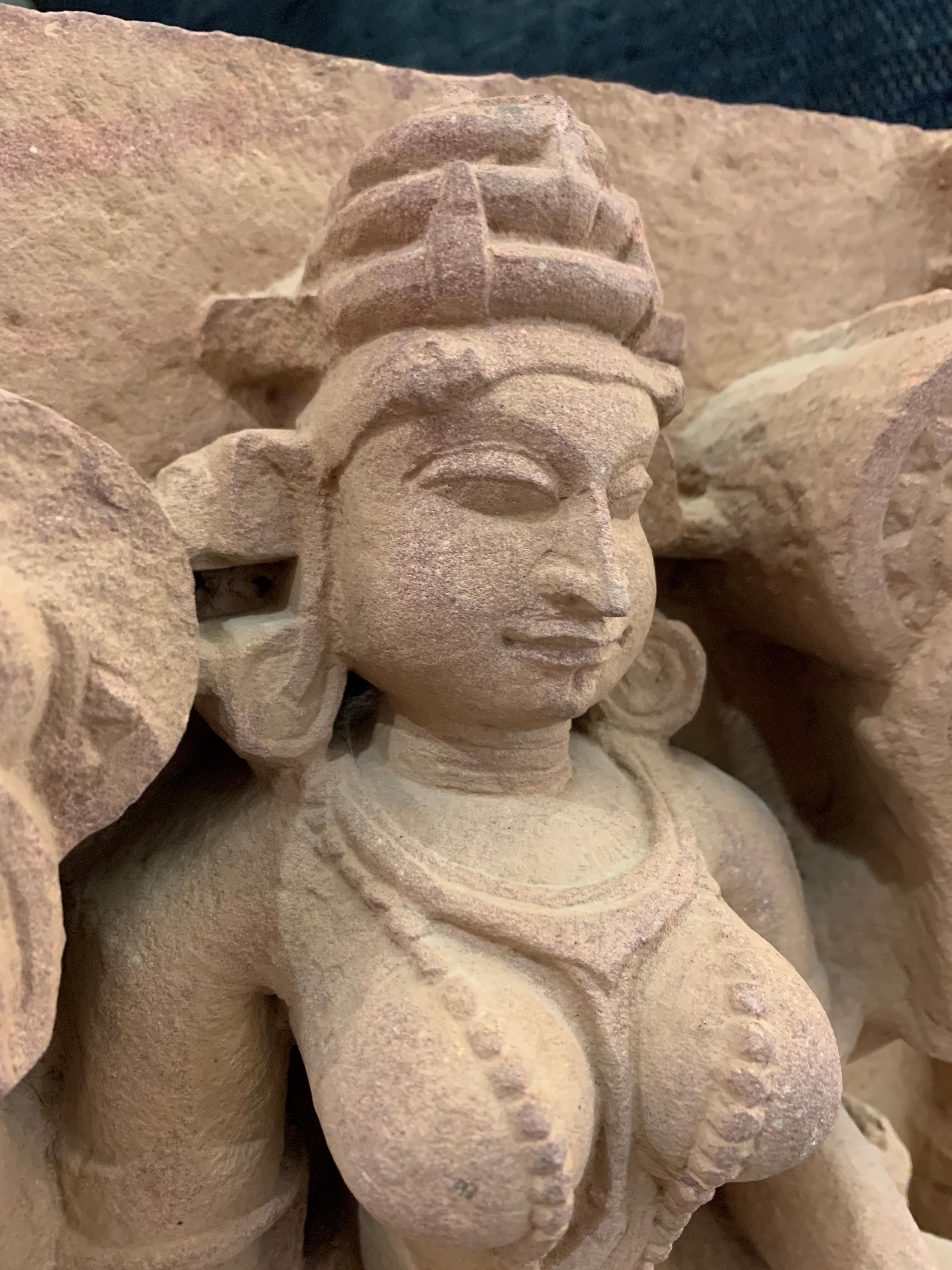 Sculpté à la main Frise indienne de Lakshmi en grès sculpté, Inde centrale, 10e-11e siècle en vente