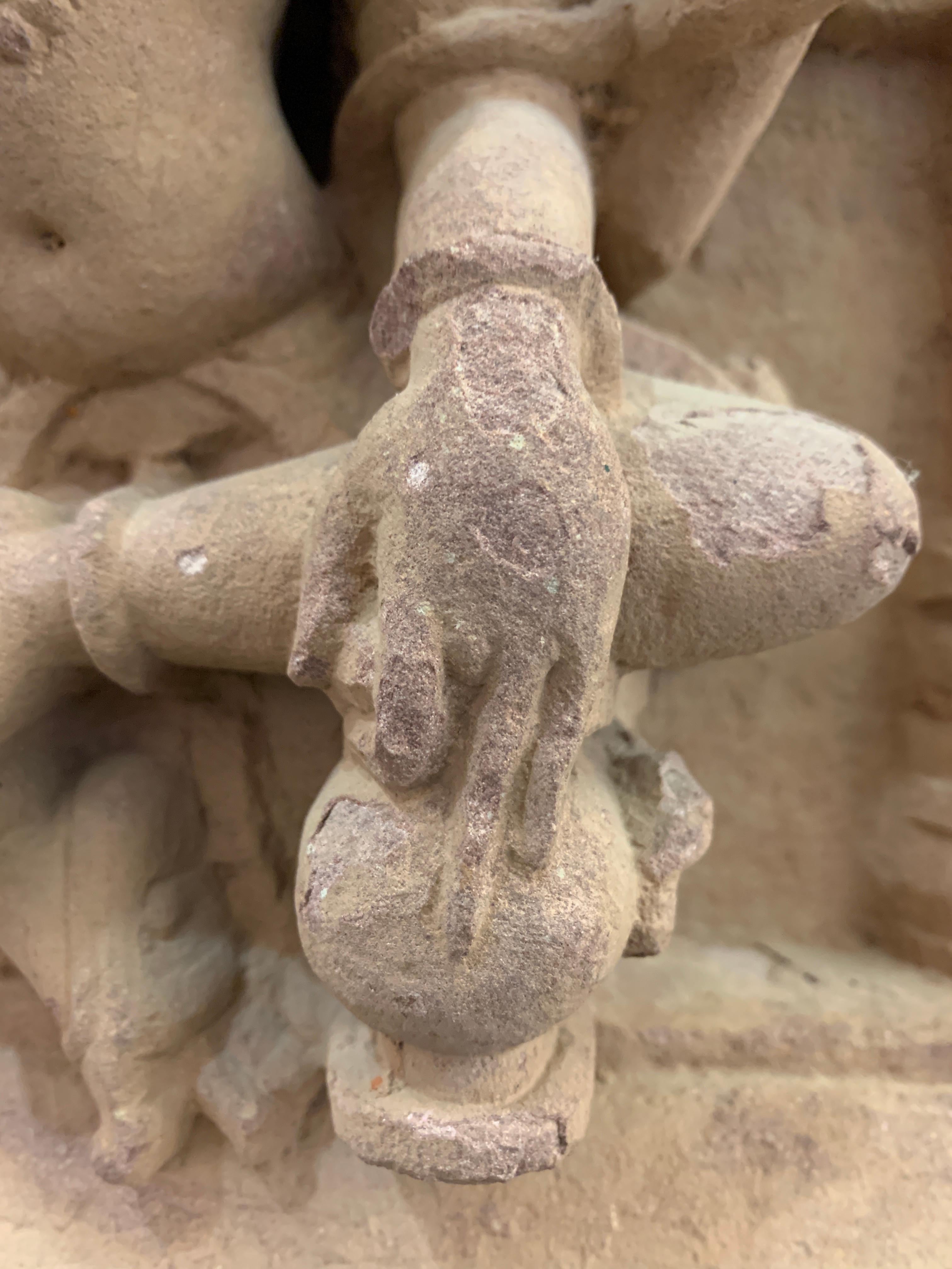 Indischer geschnitzter Sandstein-Fries von Lakshmi, Zentralindien, 10.-11. Jahrhundert im Angebot 2