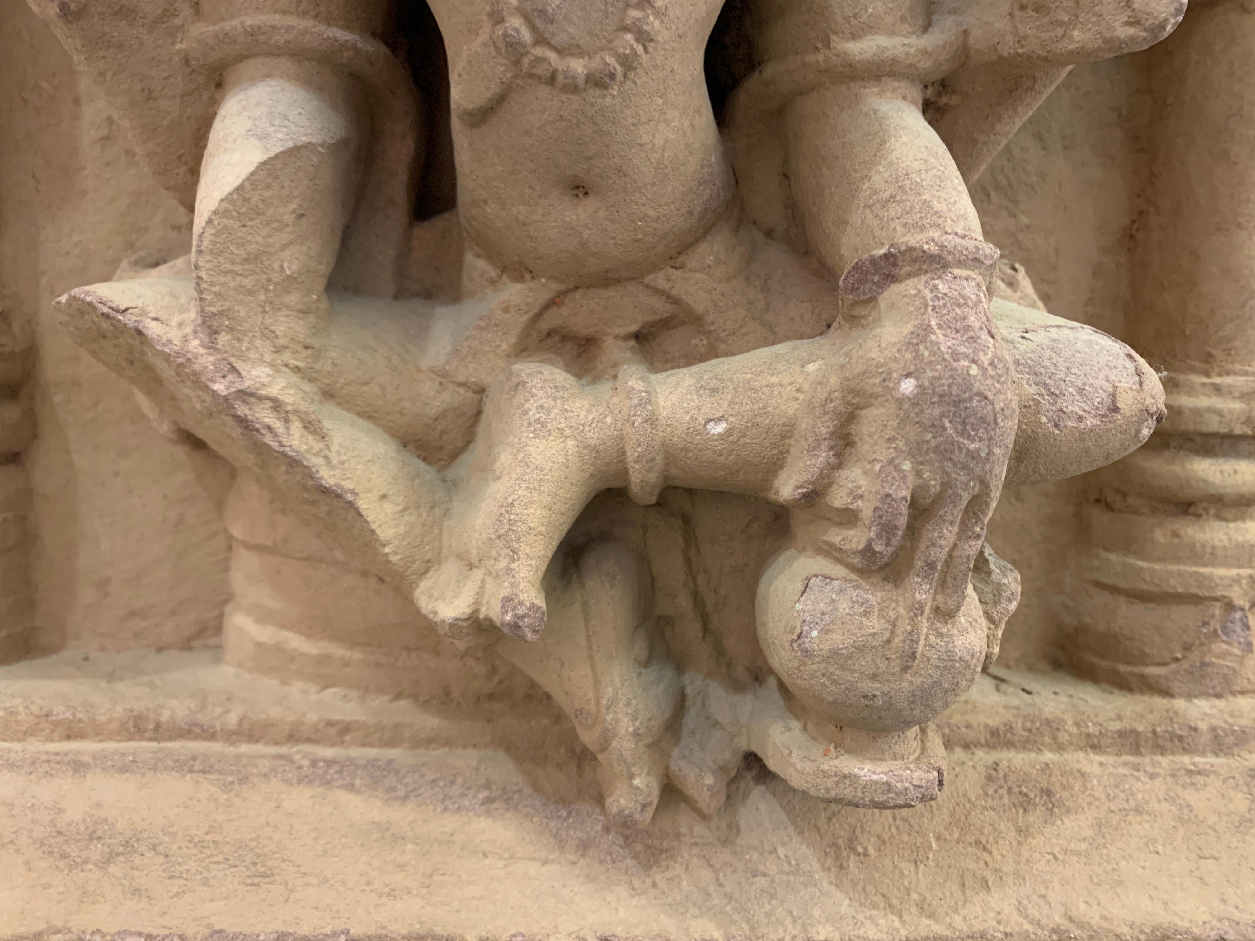 Indischer geschnitzter Sandstein-Fries von Lakshmi, Zentralindien, 10.-11. Jahrhundert im Angebot 3