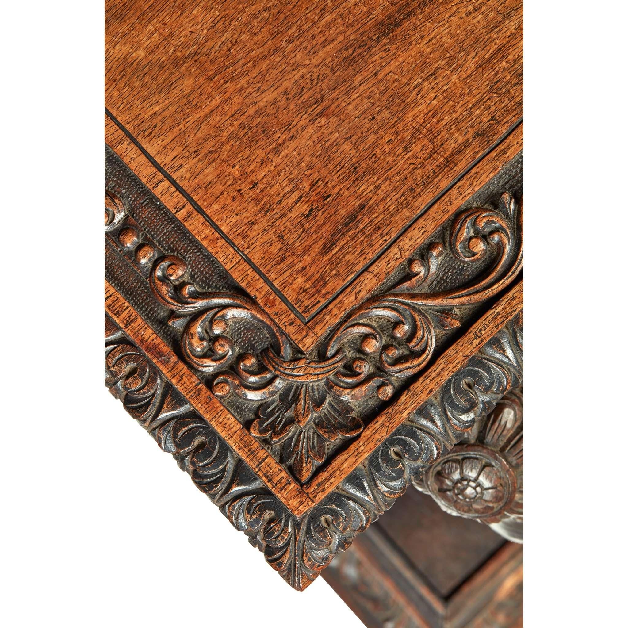 Indien Table d'appoint en teck indien sculpté représentant un éléphant, début du 20e siècle en vente