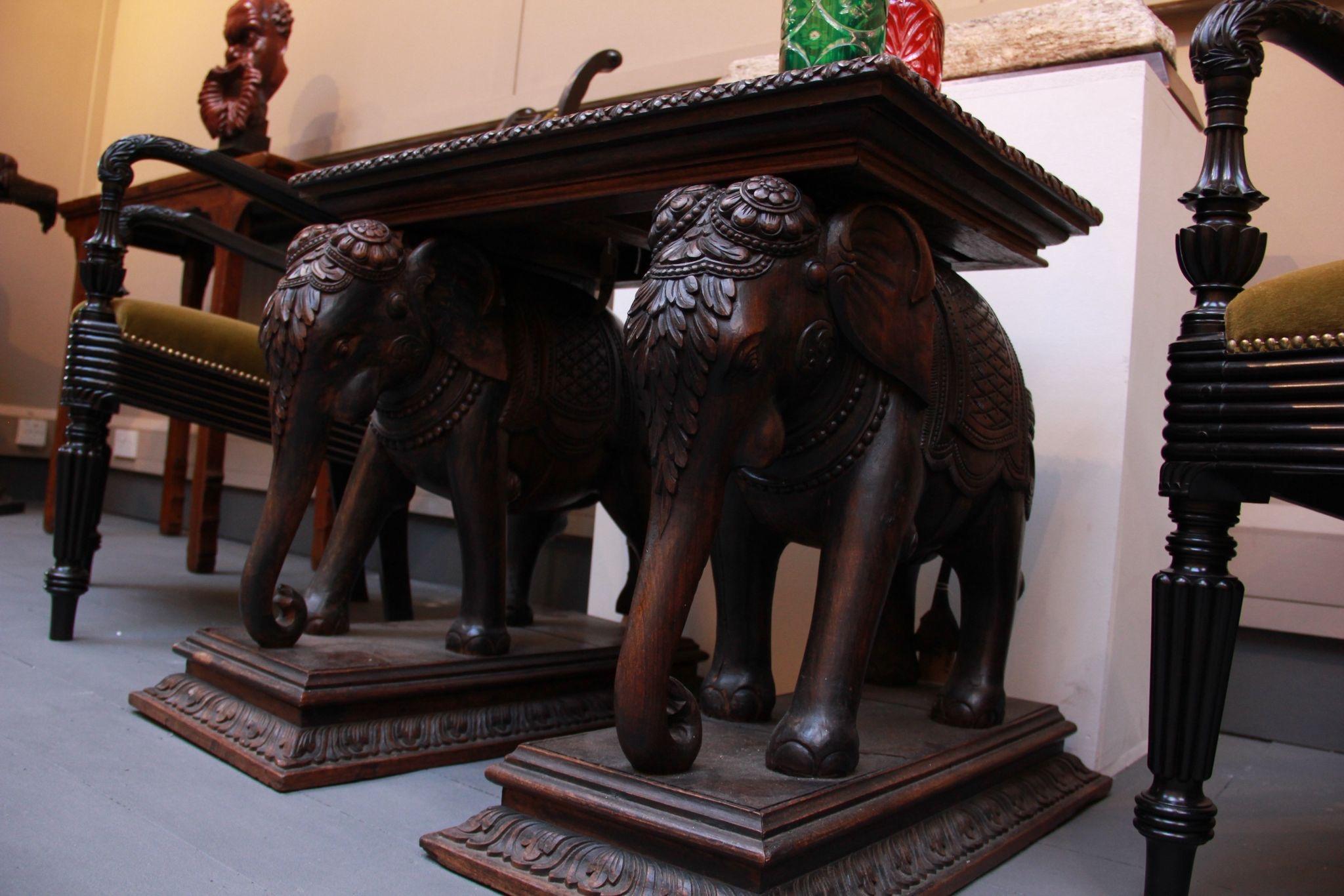Sculpté Table d'appoint en teck indien sculpté représentant un éléphant, début du 20e siècle en vente
