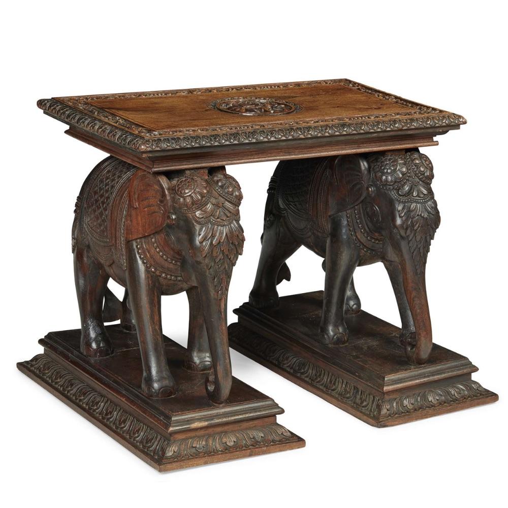 Table d'appoint en teck indien sculpté représentant un éléphant, début du 20e siècle Bon état - En vente à London, GB