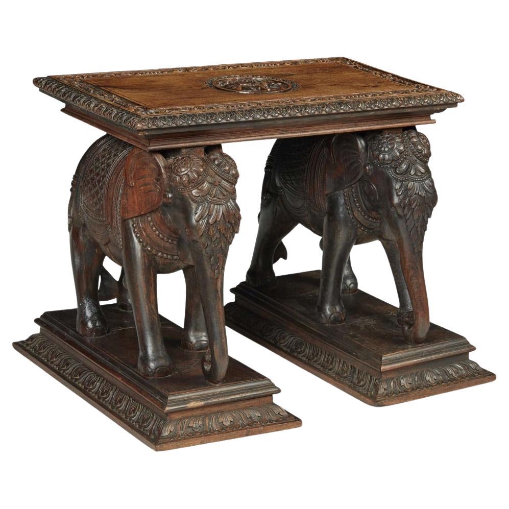 Table d'appoint en teck indien sculpté représentant un éléphant, début du 20e siècle en vente