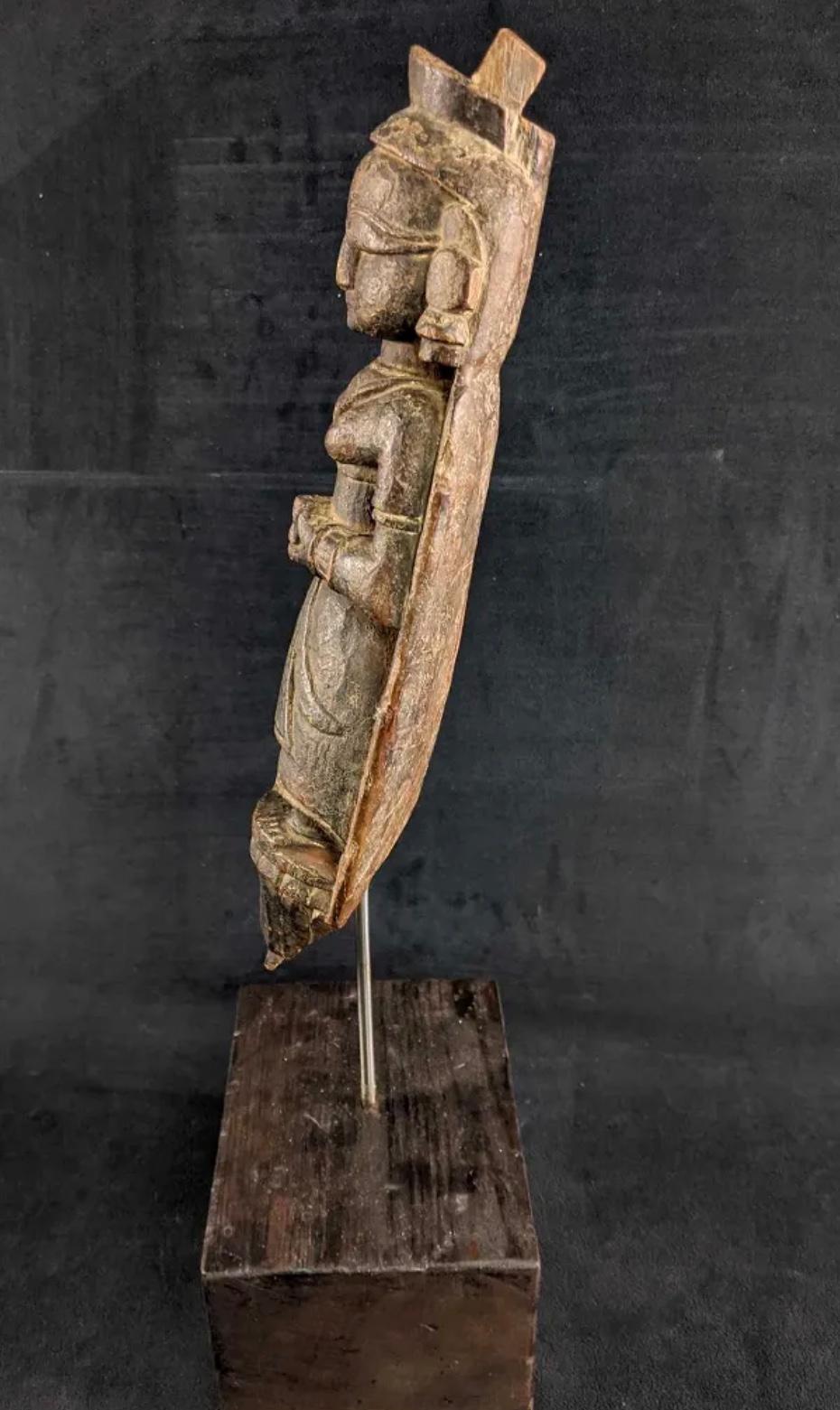 Sculpture médiévale indienne en bois sculpté de la déesse Shakti
Ca. Du 8e au 12e siècle                                                         
            
Dimensions : 21,50