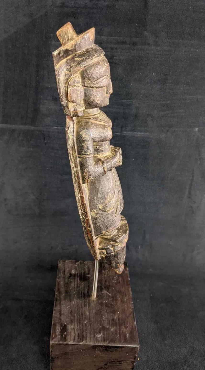 Anglo-indien Wood Wood indien sculpté de  Déesse Shakti, vers le 8e au 12e siècle en vente