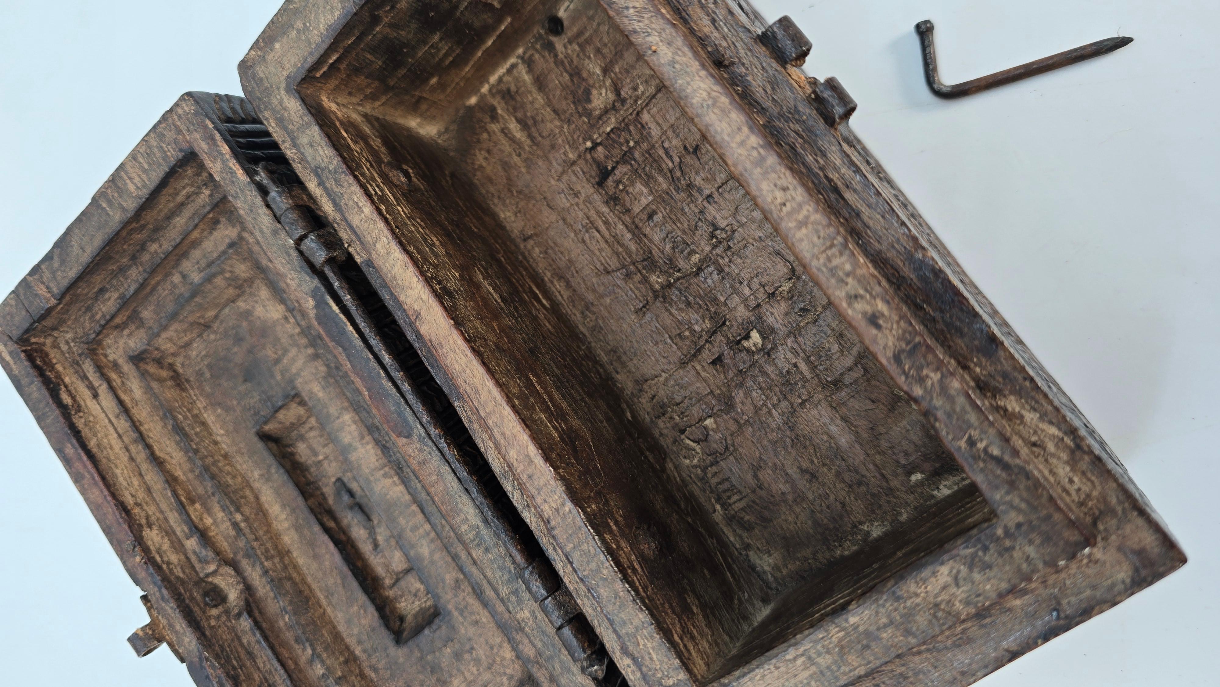 Indian carved wood spice box, late 17th century, circa 1790 For Sale 6