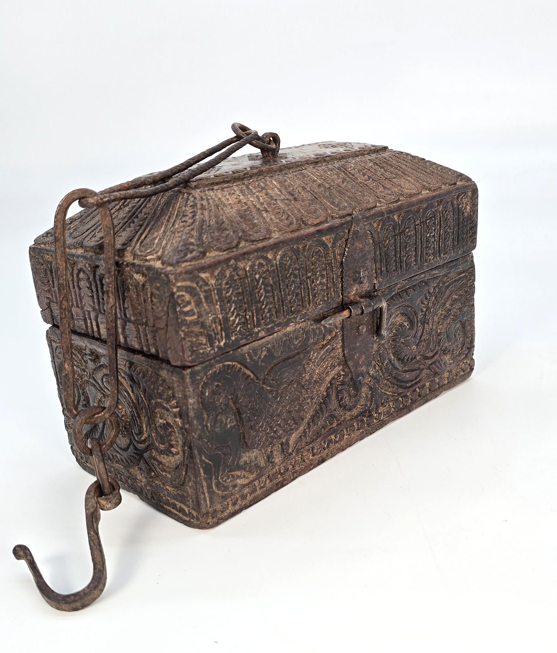 Indian carved wood spice box, late 17th century, circa 1790 In Fair Condition For Sale In Central England, GB