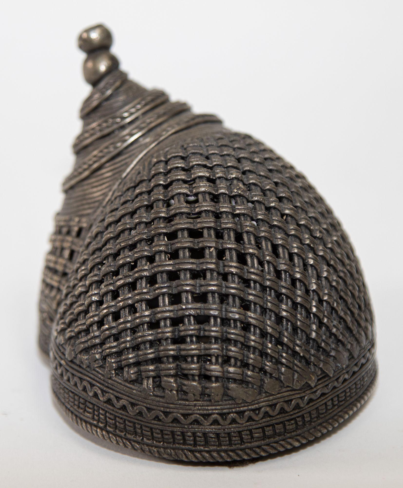20ième siècle Brûleur d'encens indien en métal moulé en forme d'escargot en laiton en vente