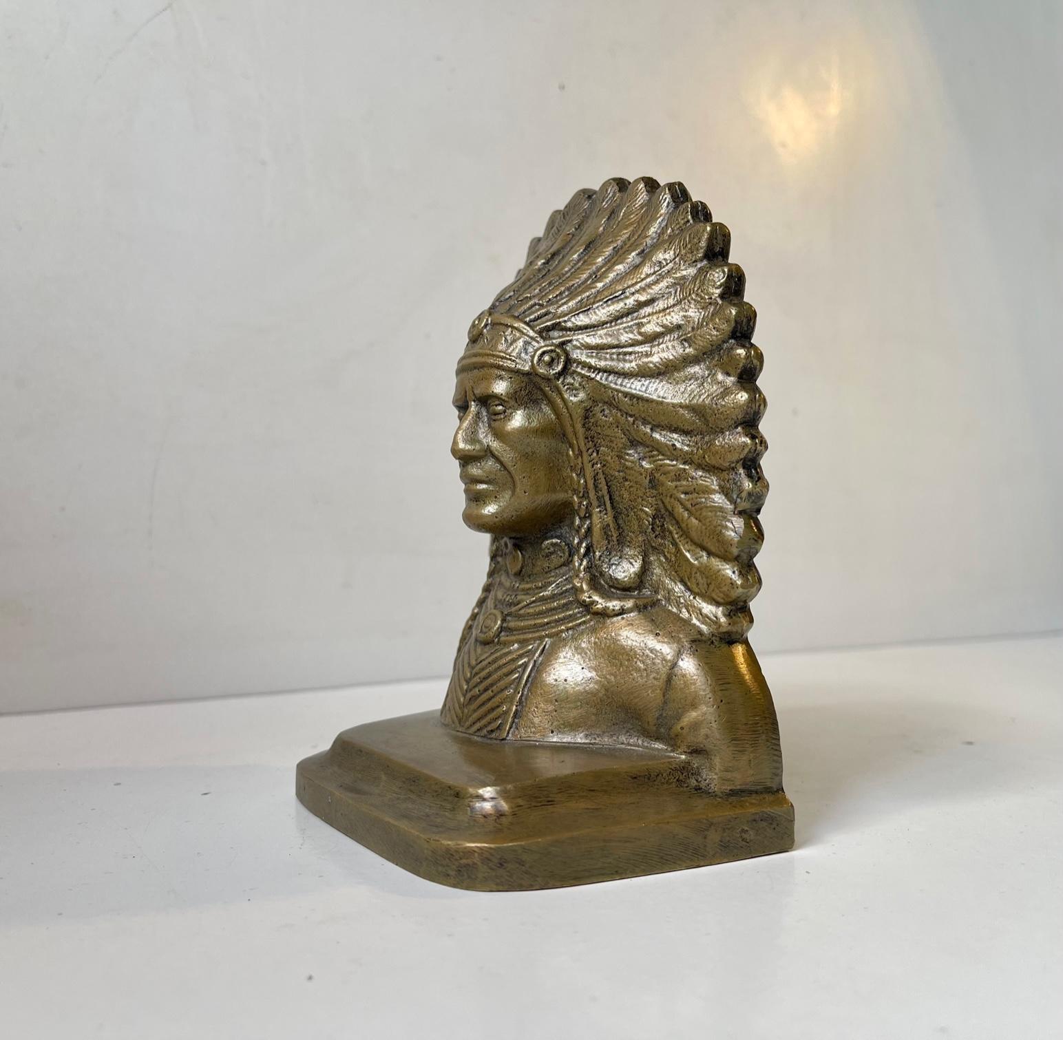 Ornate cast bronze bookend depicting Indian Chief in full headdress. It was made in the US or continental Europe circa 1930-60. Measurements: H: 14.5 cm, W: 12 cm, Dept: 8 cm.