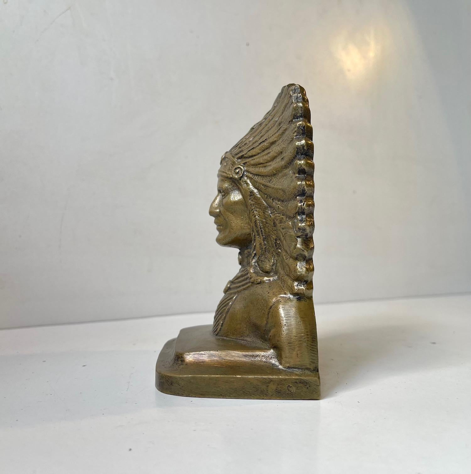 Mid-Century Modern Sculpture de bureau indienne de chef ou serre-livres en bronze en vente