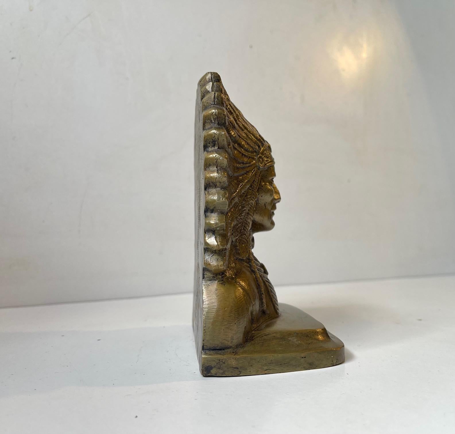 Moulage Sculpture de bureau indienne de chef ou serre-livres en bronze en vente