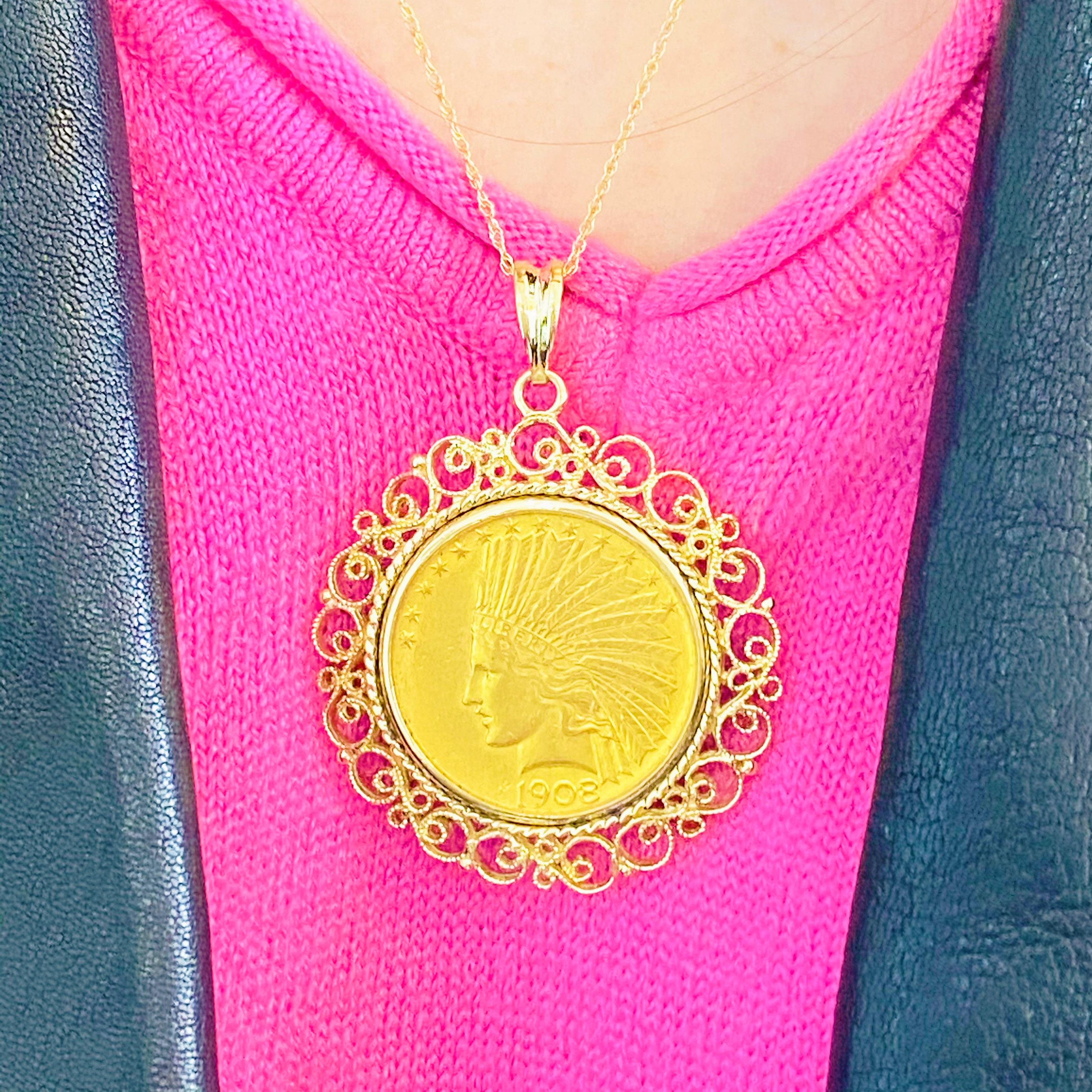Diese authentische American Indian Head 1908 Zehn-Dollar-Münze ist in einem brillanten 14K Gelbgold Münzhalter gesetzt!  Die 10-Dollar-Goldmünze ist eine authentische amerikanische Münze mit einem Indianerkopf auf der einen und einem