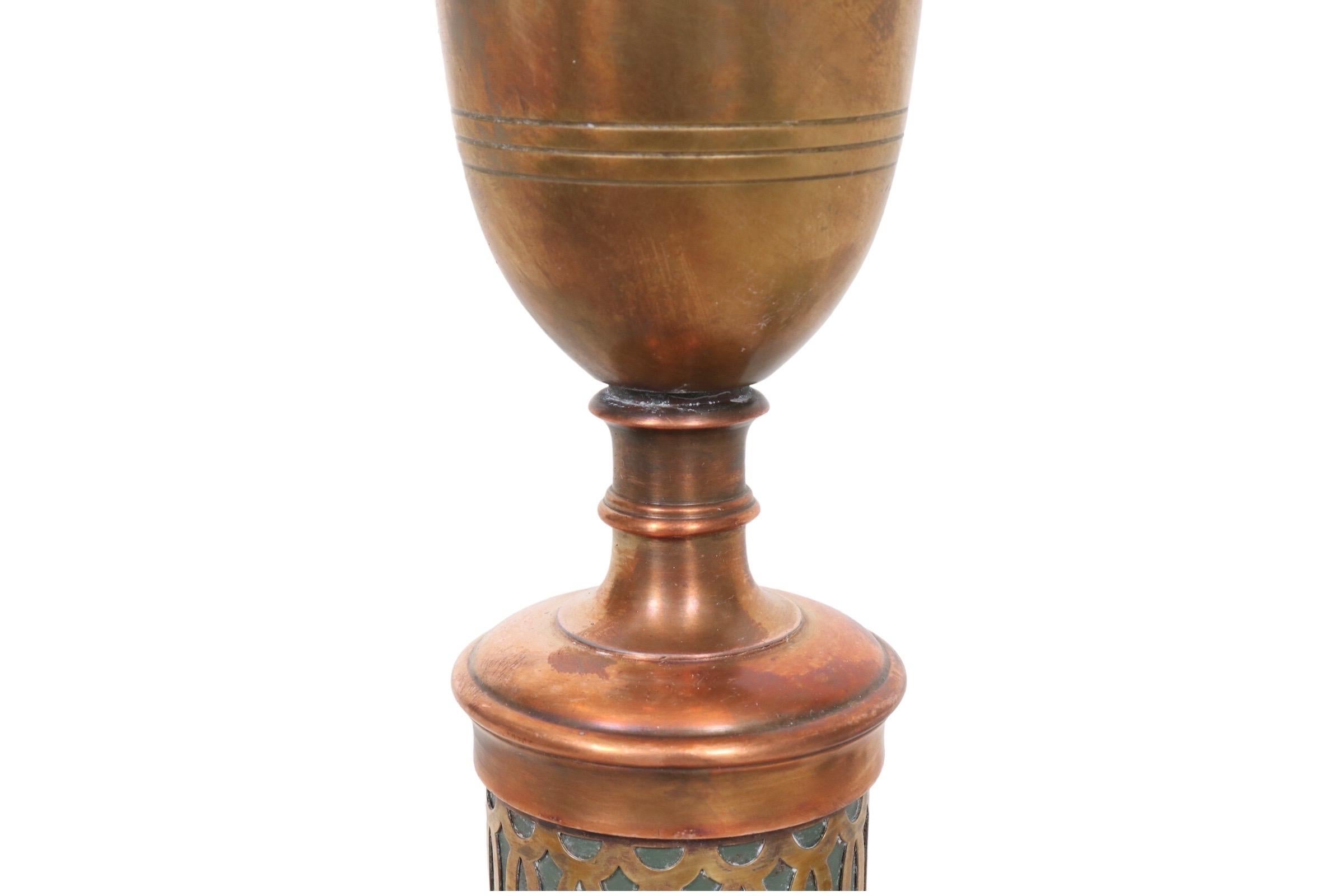 20ième siècle Lampe de table indienne en cuivre et sarcelle en vente