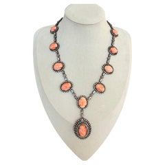 Collana vistosa con corallo indiano e diamanti, in argento ossidato e oro a 14 carati