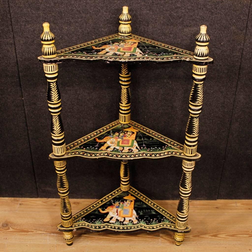 Indian corner shelves from 20th century. Three-shelves furniture in painted wood with decorations and characters of oriental style. Corner shelves finished for centre, of beautiful proportion. Furniture of discreet service, in good condition, with