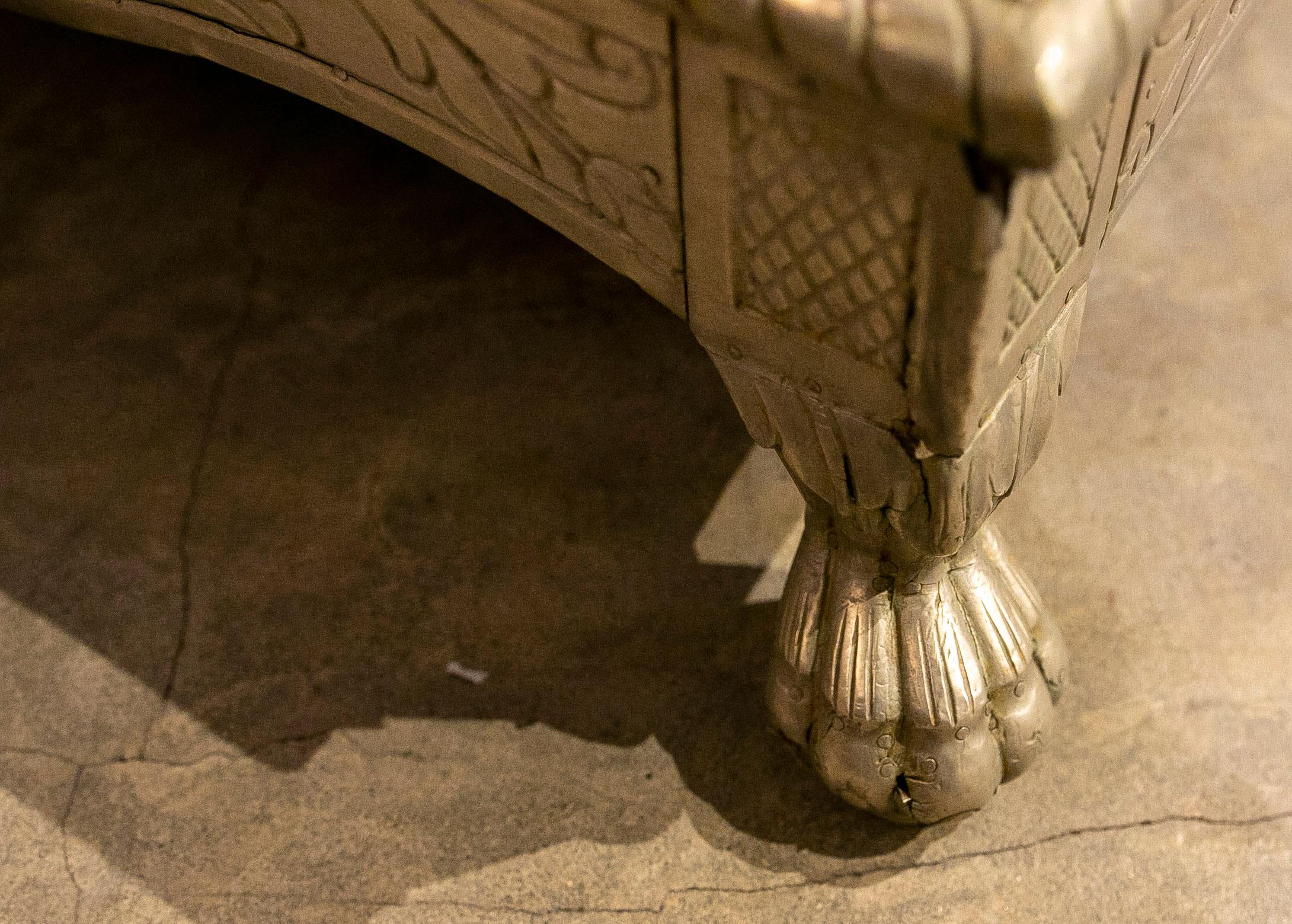 Chaise indienne décorée en bois plaqué métal avec dossier inclinable en vente 7