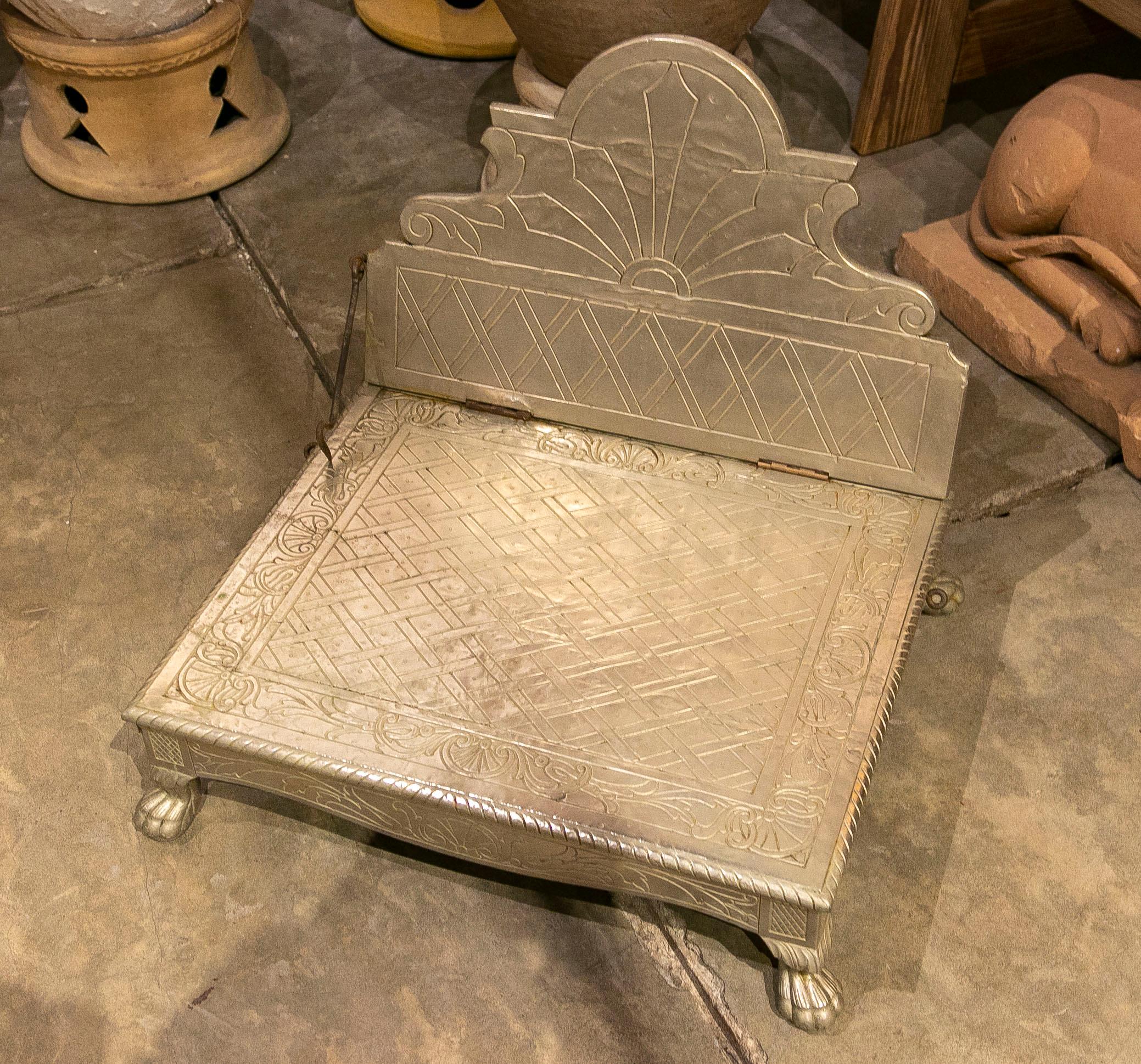 Chaise indienne décorée en bois plaqué métal avec dossier inclinable en vente 9