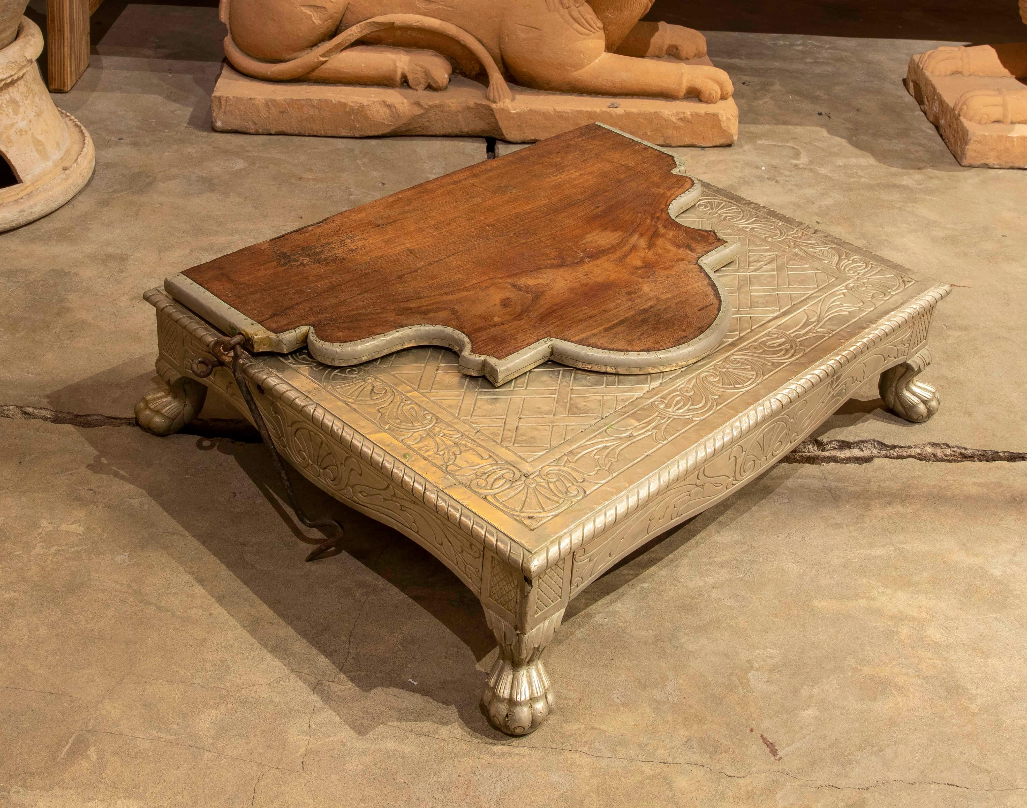 Chaise indienne décorée en bois plaqué métal avec dossier inclinable  et pieds griffus
